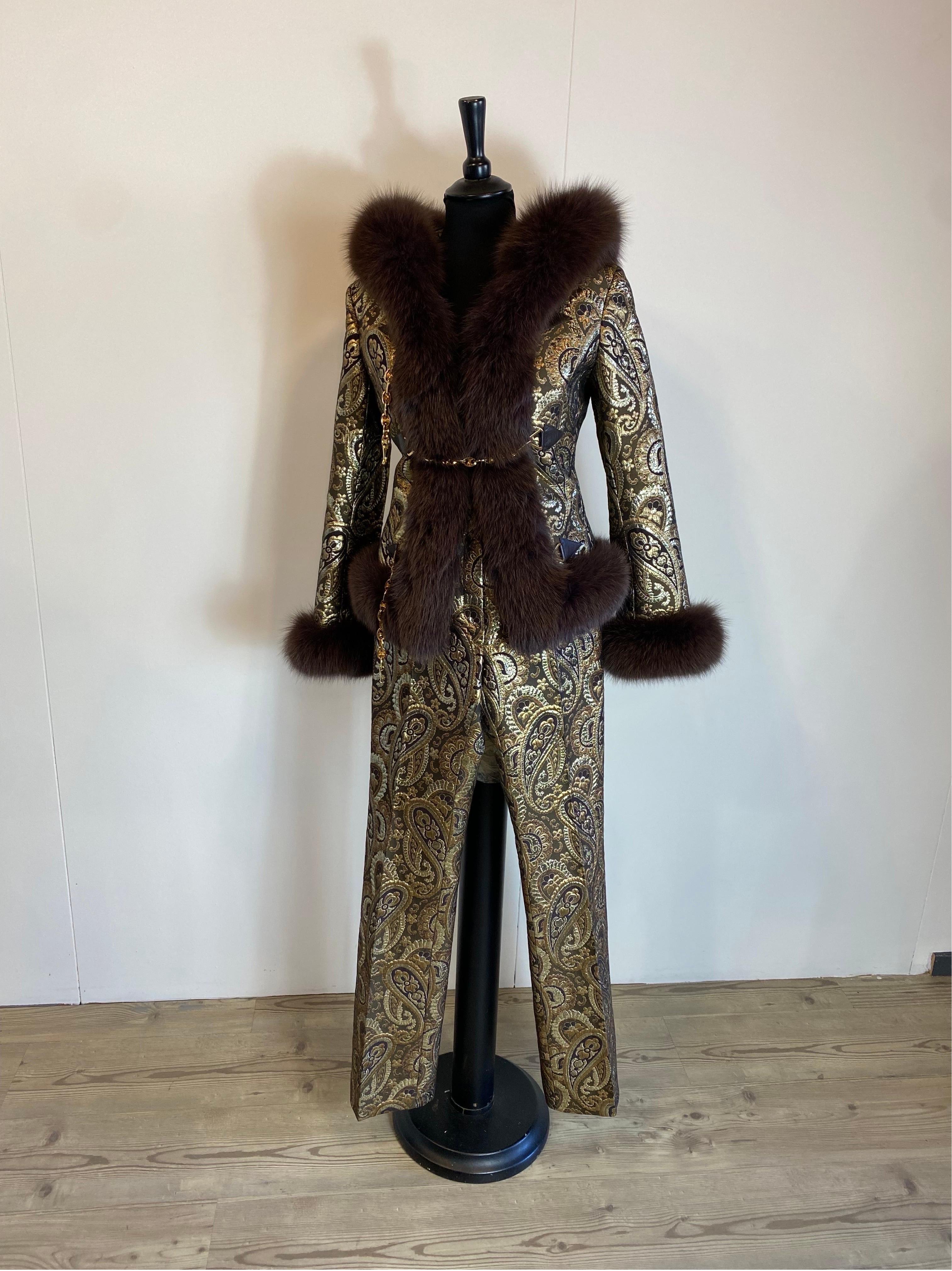 Celine co ord Ensemble. Jacket + Pants.
Made of wool, silk and polyester. Brocade effect.
Fox fur. Silk lining.
Size 36
Shoulders 40 cm
Bust 42 cm
Length 55 cm
Sleeve 60 cm
trousers measure
Waist 35cm
Length 107 cm
Excellent general condition, like