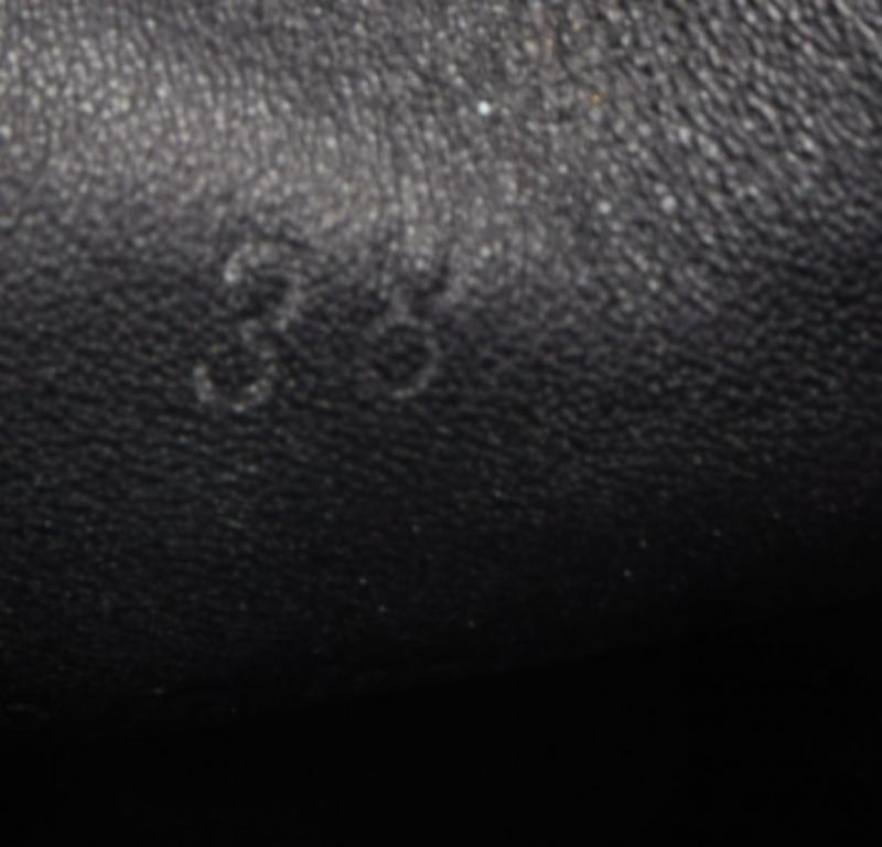 Dai un tocco chic al tuo abbigliamento con questo paio di sneakers firmate. La creazione è cucita perfettamente per aiutarvi a farvi notare a lungo.