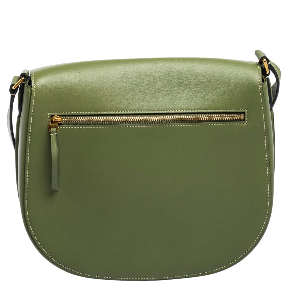 How cute and adorable is this Trotteur shoulder bag from the House of Celine! It is made from green leather on the exterior with a gold-toned motif perched on the front. Its sturdy shape is supported by a shoulder strap. It has a well-sized