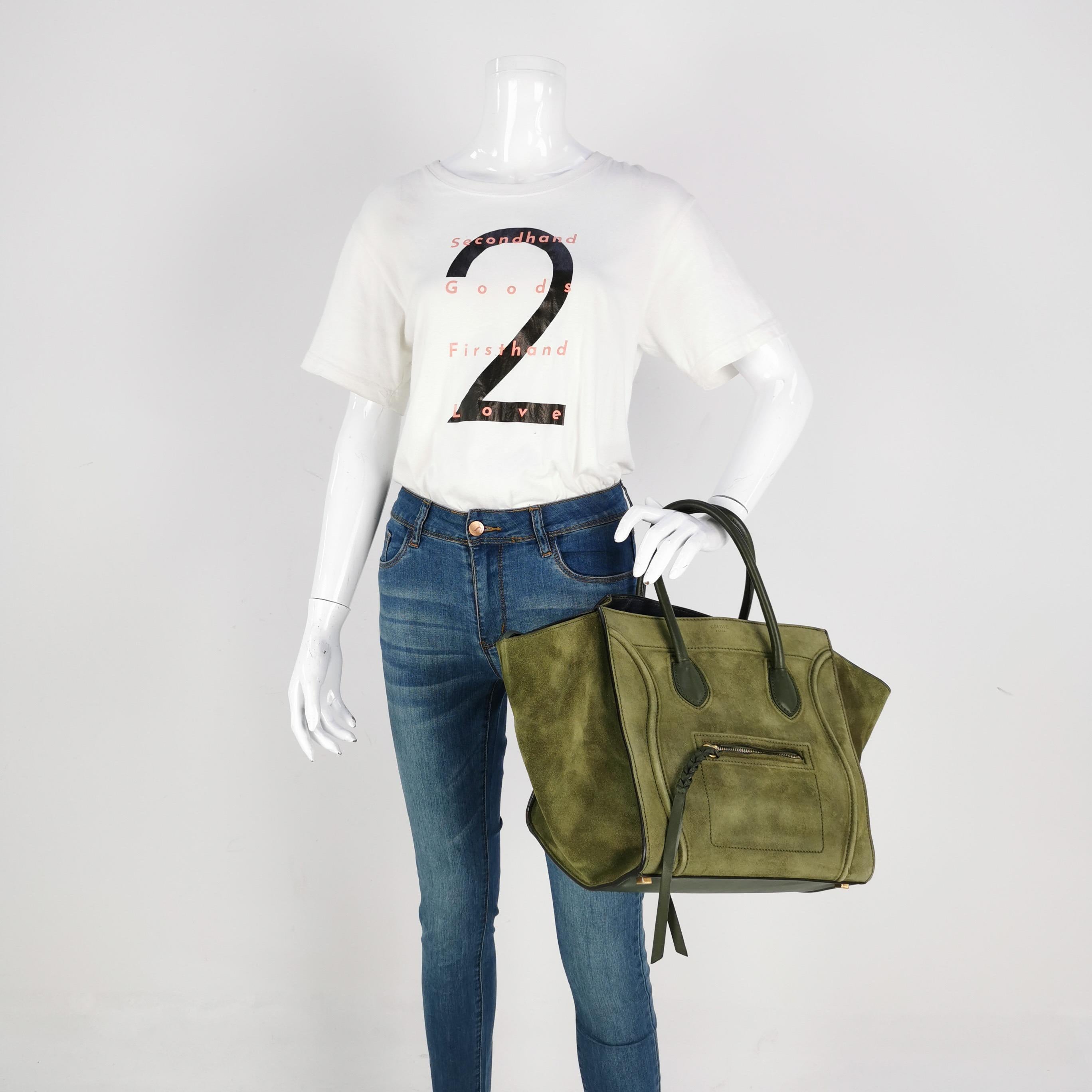 Celine Green Phantom Mini Green Suede Leather 30cm
Il s'agit de photos professionnelles du sac offert par Luxbags.
ÉTAT : TRÈS BON
Légers plis sur le cuir, légères traces d'utilisation au niveau des coins et de la fermeture éclair. Taches à
