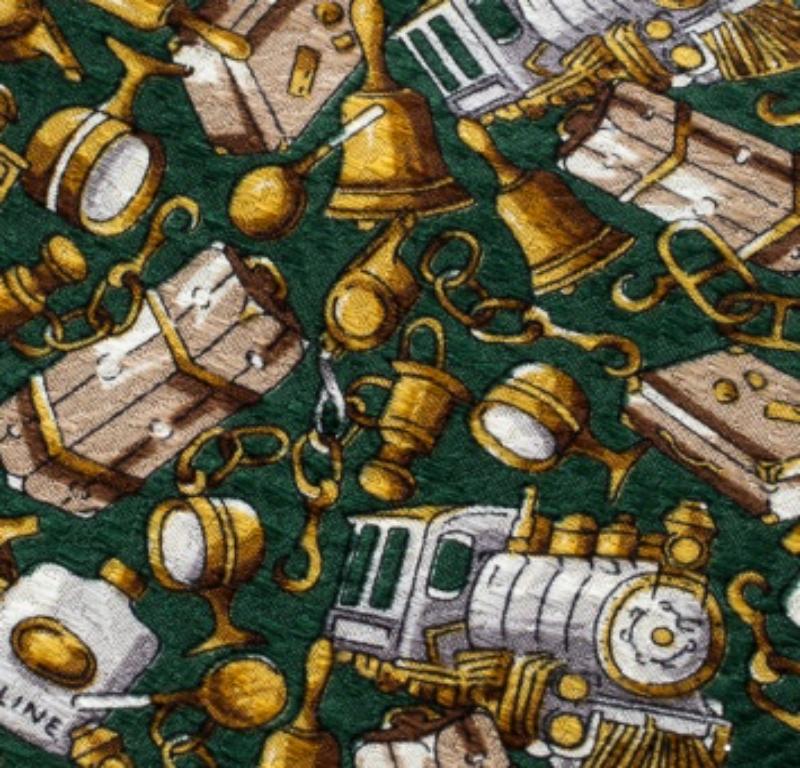 Acentúa tu atuendo formal con esta corbata clásica y adorable de Céline. Está confeccionado en seda y presenta un intrigante estampado en toda la base verde. Combínalo con una camisa de color liso para equilibrar el look.