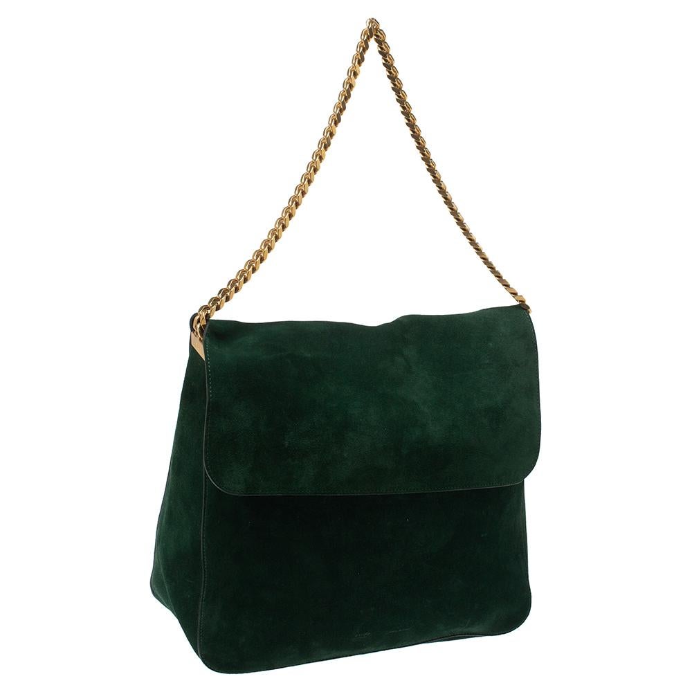 This stunning and stylish Gourmette bag from Celine is sure to get you noticed. Perfect for everyday use, it is crafted from green-hued suede and features a gold-tone chain-link shoulder strap. The front flap closure opens to a leather-lined