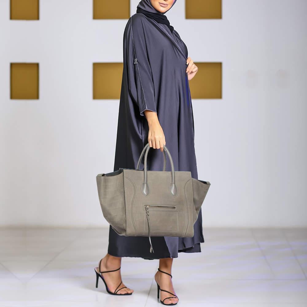The usage of grey leather on the exterior gives this Celine tote a high appeal. An eye-catching accessory, the bag features a front zipper pocket, dual handles at the top, and gold-tone hardware. Its perfectly interior is equipped to store more than