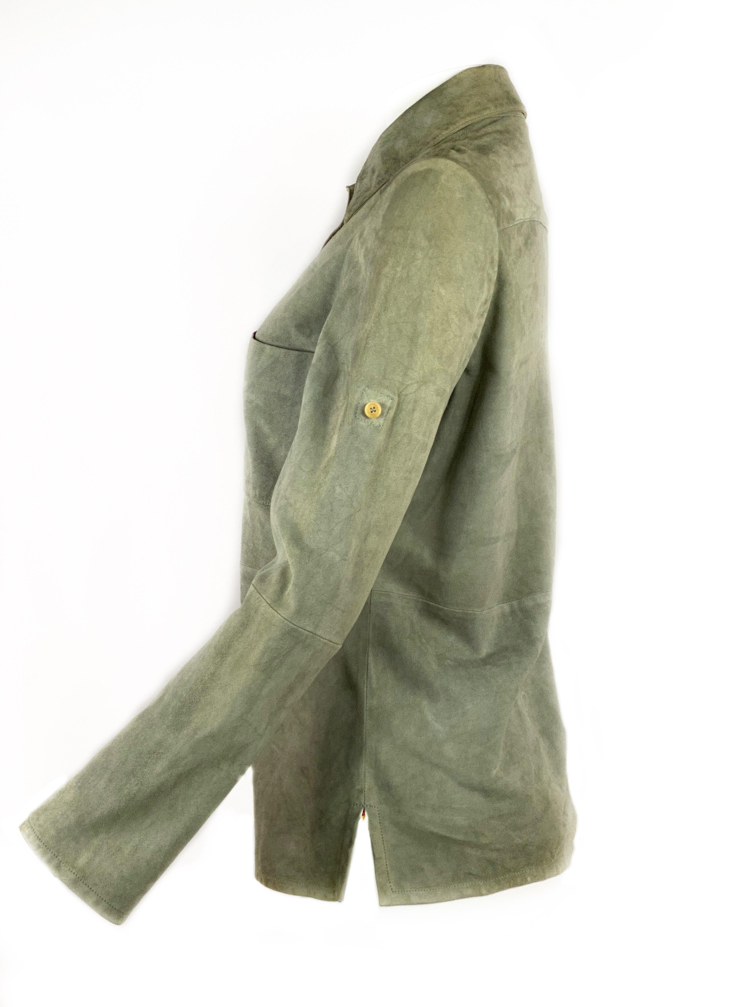 Celine Grau Grün Oliv Wildleder Button-Down Shirt Top Größe 38 für Damen oder Herren im Angebot