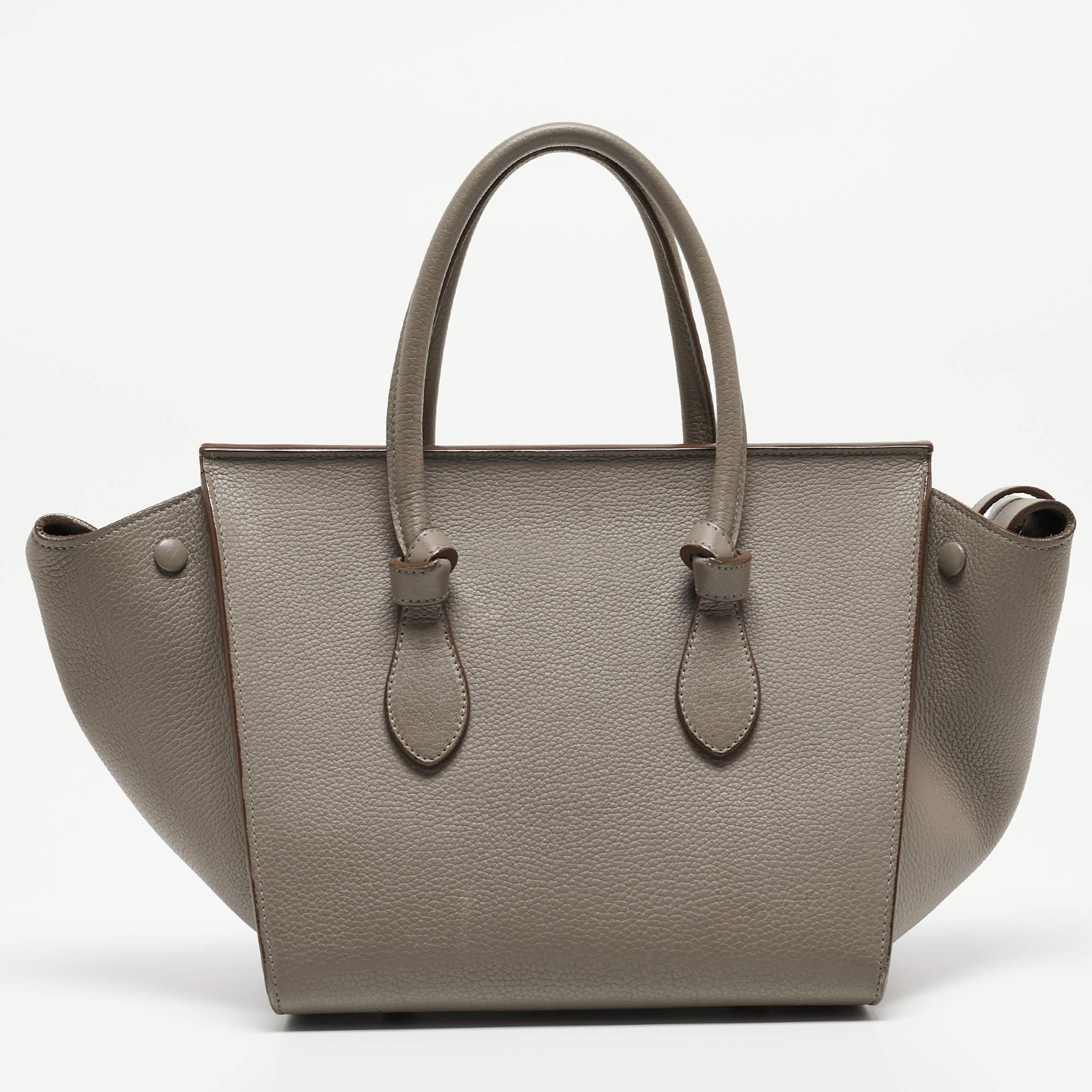 This alluring tote bag for women has been designed to assist you on any day. Convenient to carry and fashionably designed, the tote is cut with skill and sewn into a great shape. It is well-equipped to be a reliable accessory.

