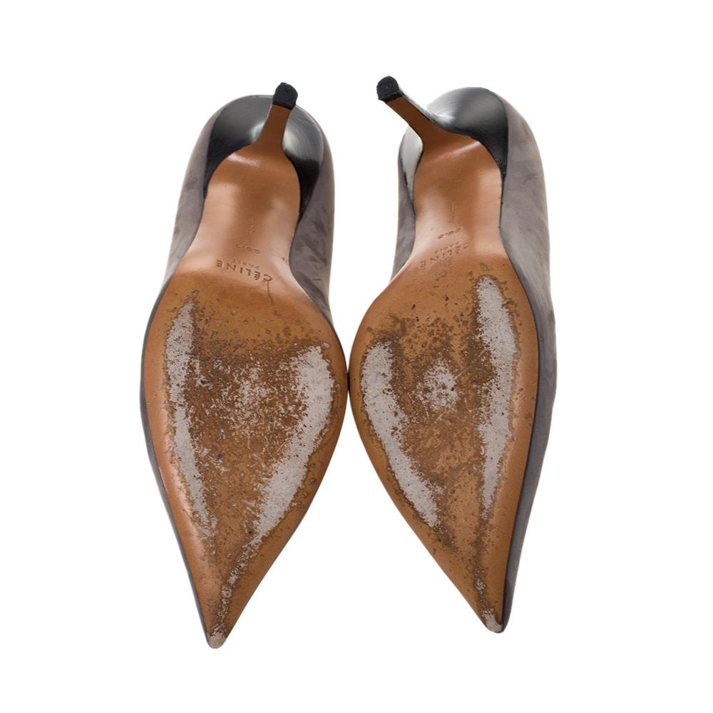 Celine Grey Nubuck Leather V Neck Pointed Toe Pumps Size 38.5 In Good Condition For Sale In Dubai, Al Qouz 2