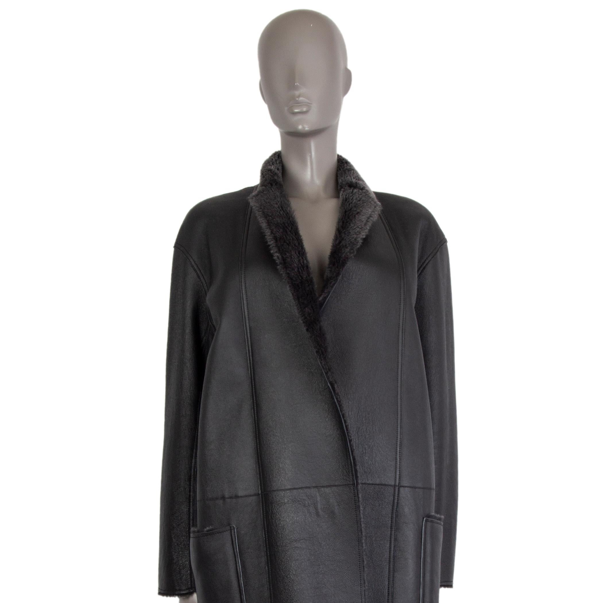 CELINE grey REVERSIBLE LEATHER & SHEARLING OPEN Coat Jacket 42 L In Excellent Condition In Zürich, CH