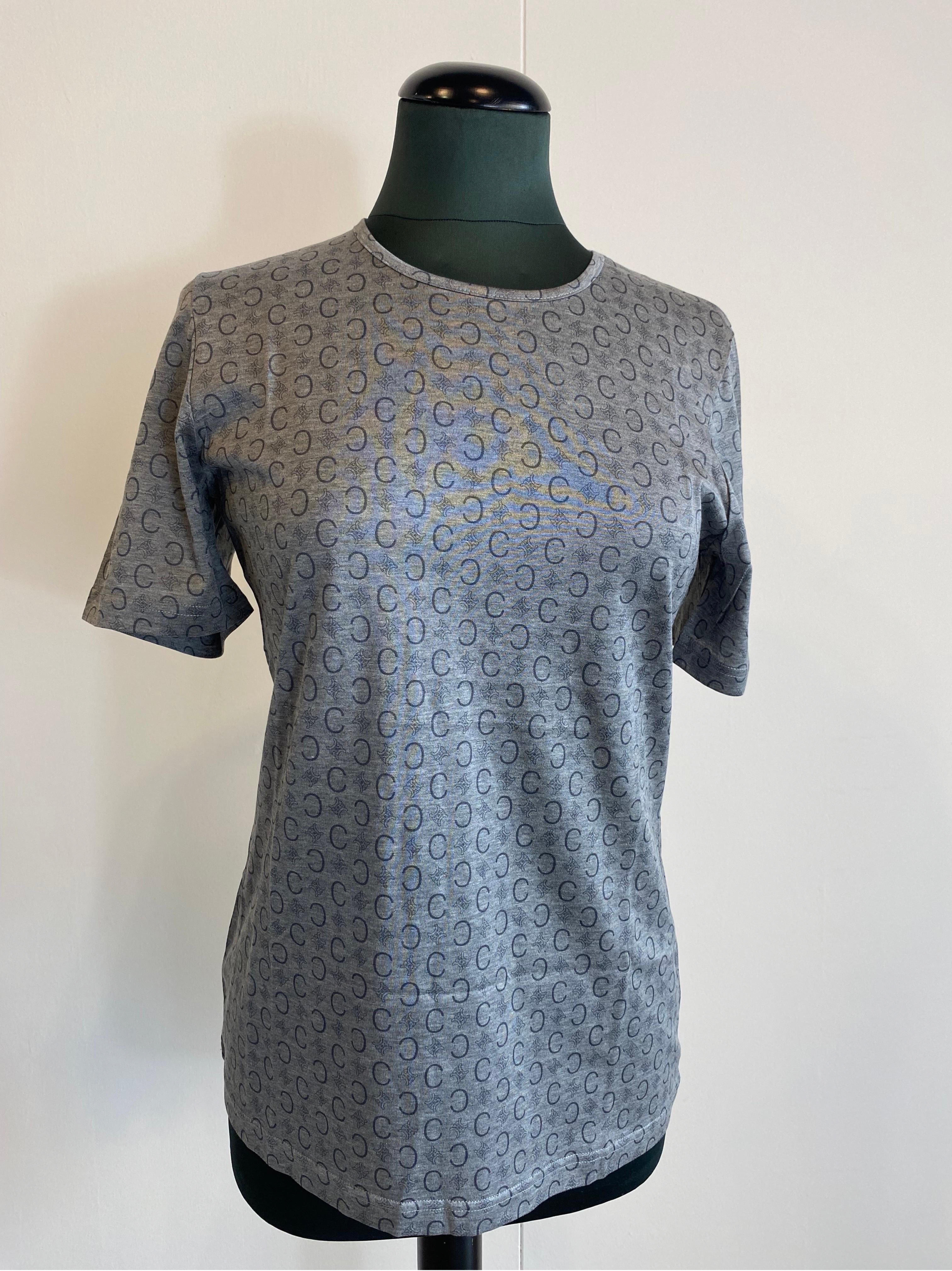 T-shirt with Celine logo
Made of cotton. Logo all over the blouse.
Short sleeves. Slightly flared shape.
Size not listed, we think it's a M.
Shoulder 40
Bust 43.5
Length 68
In excellent condition.