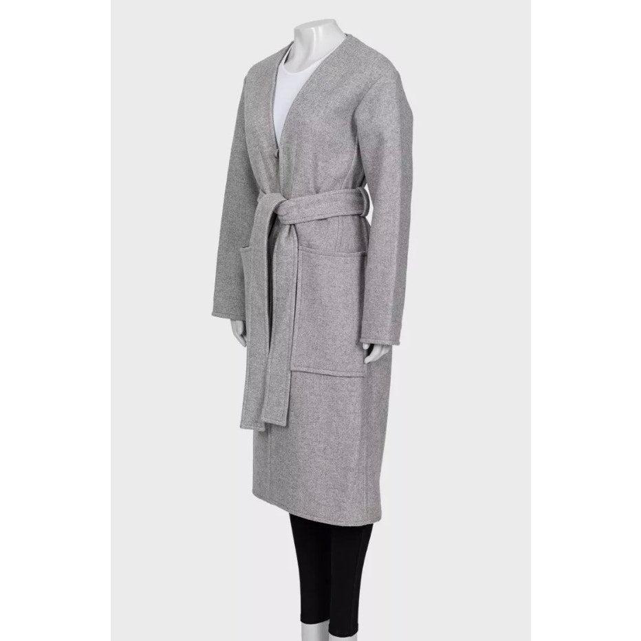 This is a beautiful Celine grey wool blend coat in excellent condition. This coat is a size FR 34, which is equivalent to a US size XS. The coat features a stylish tie closure and a flattering fitted silhouette. Perfect for adding a touch of