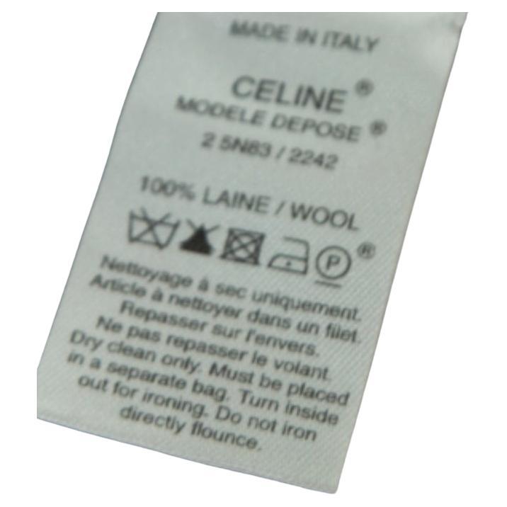 Este cárdigan de Celine es una pieza indispensable en entretiempo. Está confeccionado en lana de calidad en un tono gris, se adorna con un detalle asimétrico de volantes en la parte delantera y se cierra con botones. Las mangas largas garantizan un