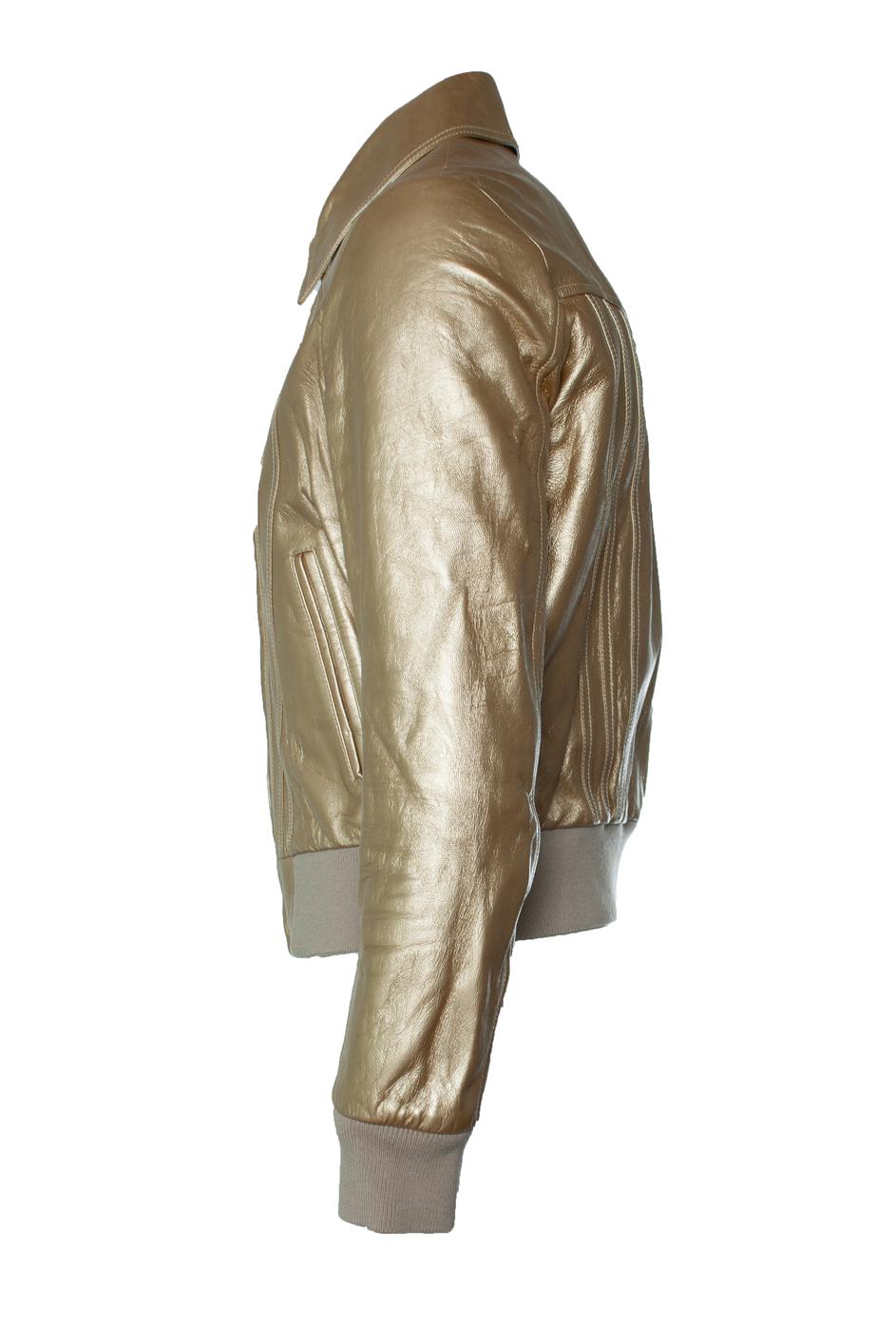 Celine, Hedi Slimane goldene Lederjacke. Der Artikel ist in sehr gutem Zustand.

CONDIT: sehr guter Zustand

GRÖSSE: IT50 - L

MASSNAHMEN: Länge 58 cm, Breite 52 cm, Taille 51 cm, Schulterbreite 44 cm, Ärmellänge 62 cm

MATERIAL: 100%