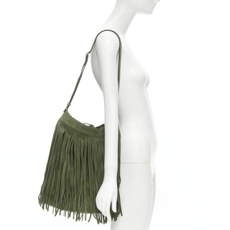 CELINE Hedi Slimane khakigrünes Wildleder mit Fransen mittlere Eimertasche
Referenz: MELK/A00189
Marke: Celine
Designer: Hedi Slimane
MATERIAL: Wildleder
Farbe: Grün
Muster: Solide
Verschluss: Selbstbinder
Auskleidung:  Wildleder
Zusätzliche