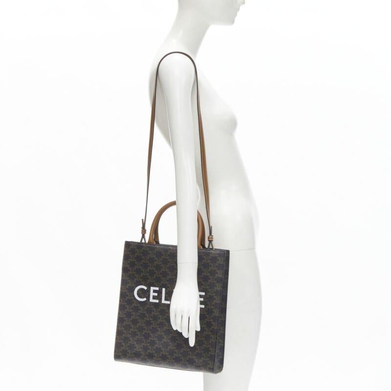 CELINE Hedi Slimane Borsa Triomphe in tela marrone con monogramma Vertical Cabas
Riferimento: KEDG/A00169
Marchio: Celine
Stilista: Hedi Slimane
Model No: Tote verticale Triomphe
Materiale: Tela, pelle
Colore: marrone
Modello: Monogramma
Fodera: 