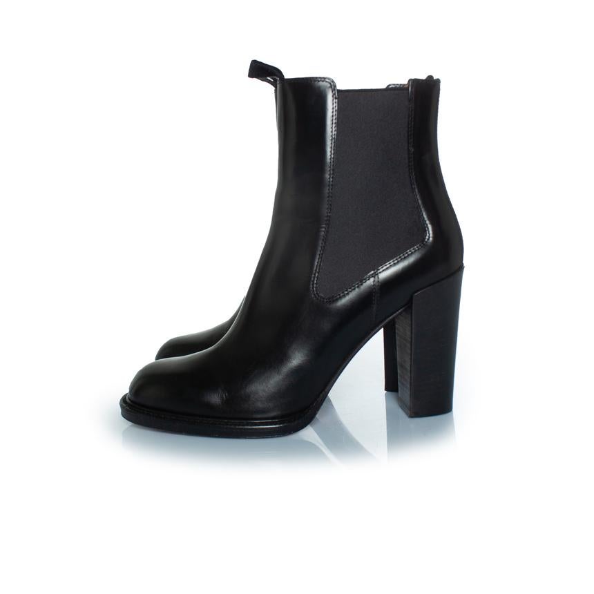 Celine, High shine leather Chelsea boots. The item is in very good condition. Comes with dustbag. 

CONDITION: very good condition

SIZE: 40

INSOLE MEASUREMENTS: 26 cm

HEEL MEASUREMENTS: 10 cm PLATFORM: 1 cm

SHAFT HEIGHT: 13 cm WIDTH TOP: 11.5