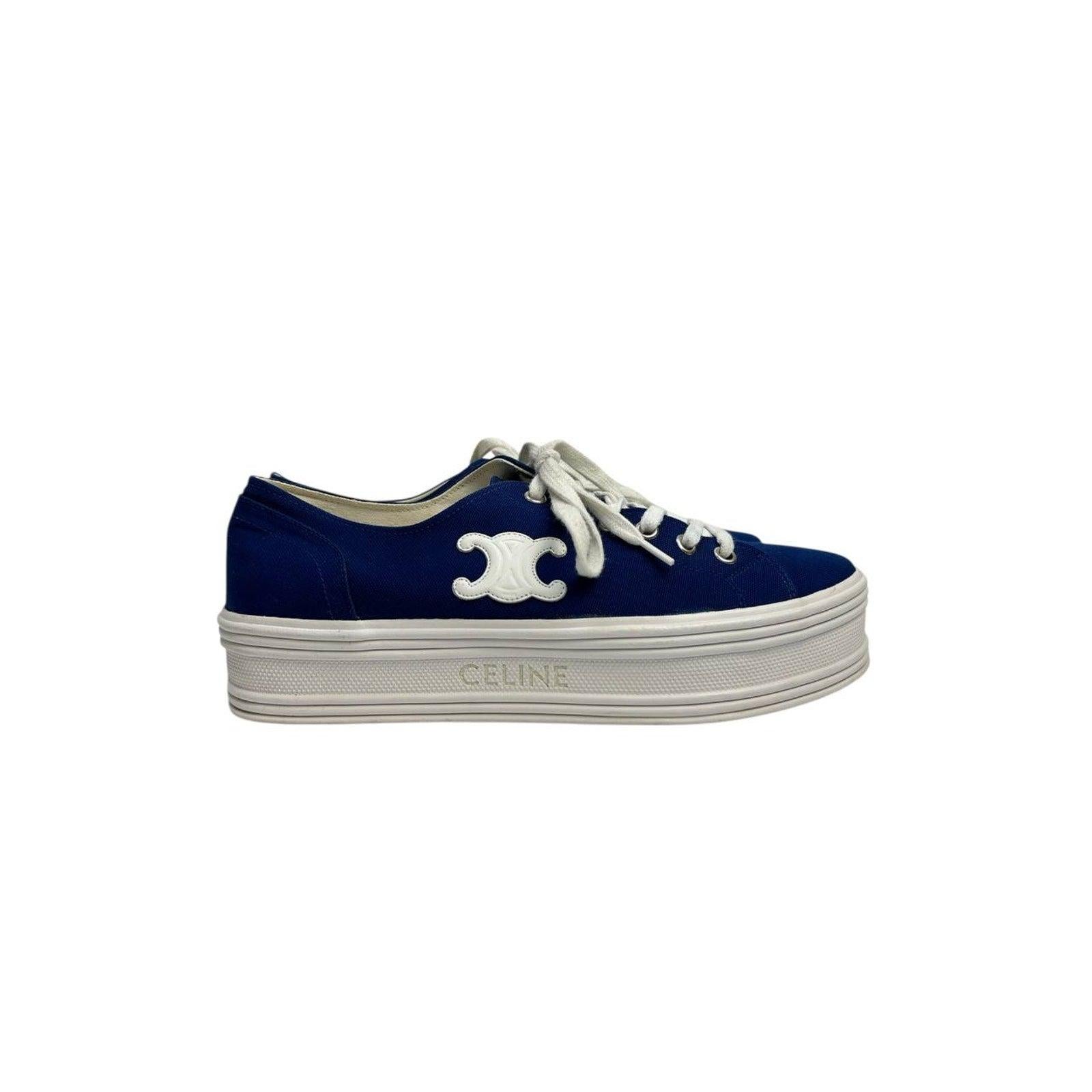 
Realizzate in tela blu con una spessa suola bianca, queste sneakers uniscono il comfort casual al contrasto grafico. Un dettaglio laterale firmato completa il moderno look urbano.
Sz.38
Nessuna scatola. Senza sacchetto per la polvere.

