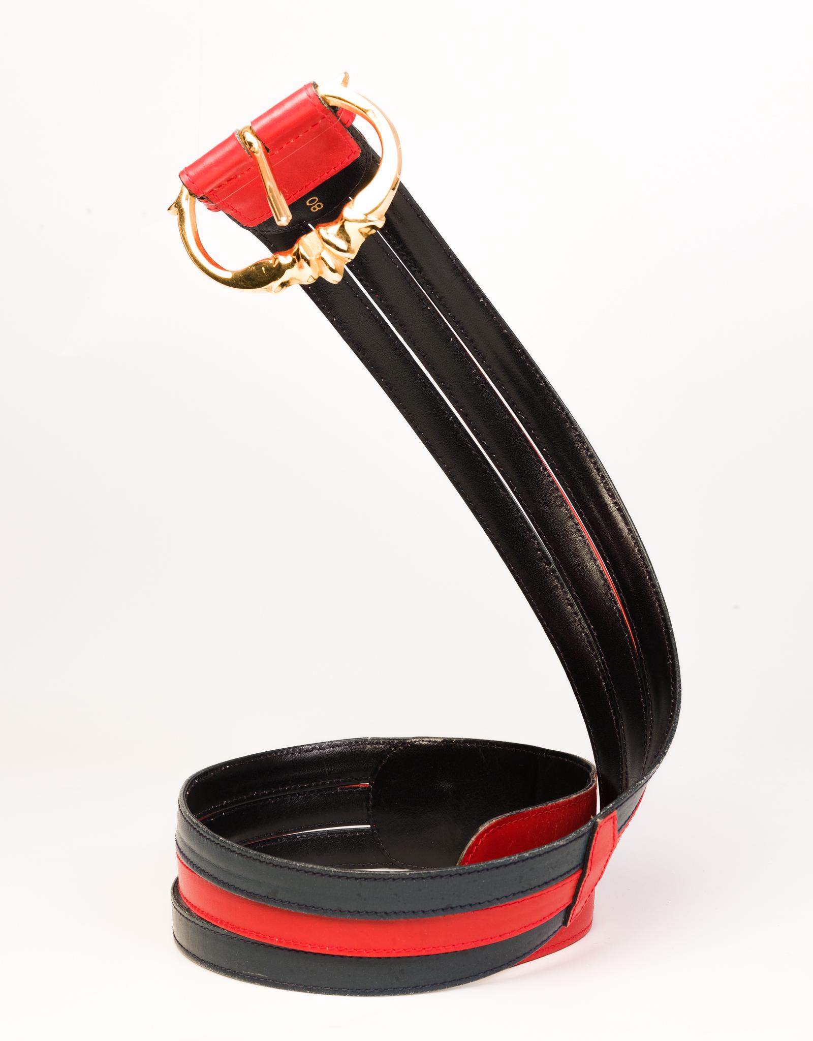 Celine bi-color belt made with 100% calfskin leather a gold-tone metal emblematic Camarat buckle. This is a high-waist belt. 

COLOR: Navy and red
ITEM CODE: M07
MATERIAL: Leather
MEASURES: L 33.5” x W 1.5