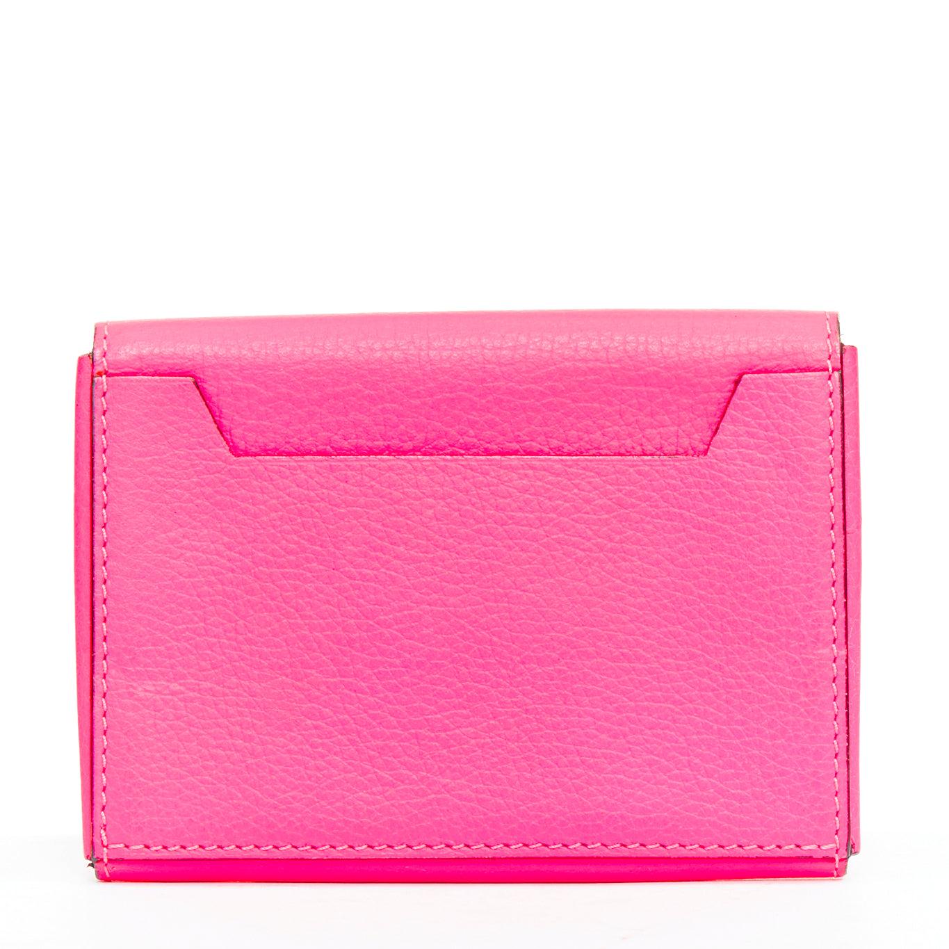 Portafoglio a 4 lembi CELINE in pelle granulata rosa caldo con logo argento
Riferimento: LNKO/A02622
Marchio: Celine
Materiale: Pelle
Colore: rosa
Modello: Tinta unita
Chiusura: bottoni a pressione
Fodera: Pelle nera
Dettagli extra: Interno in pelle