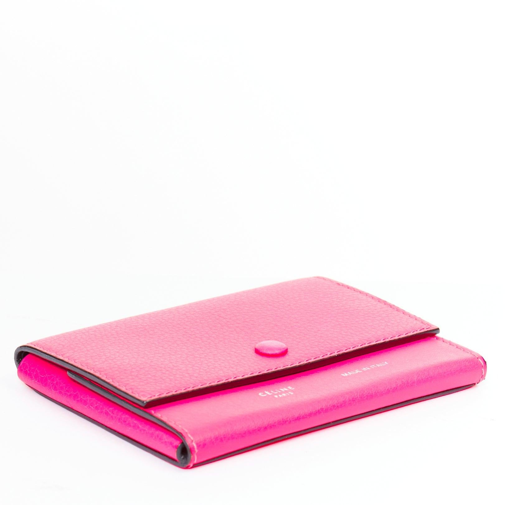 Portafoglio a 4 lembi CELINE in pelle granulata rosa caldo con logo argento In condizioni buone in vendita a Hong Kong, NT