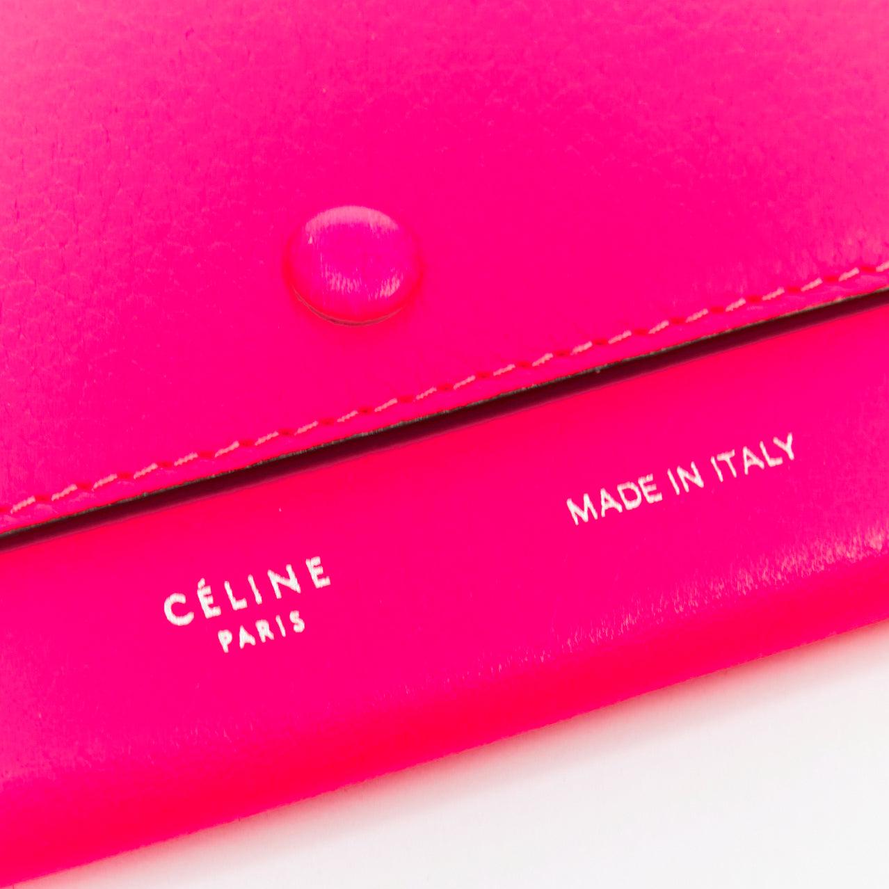 Donna Portafoglio a 4 lembi CELINE in pelle granulata rosa caldo con logo argento in vendita