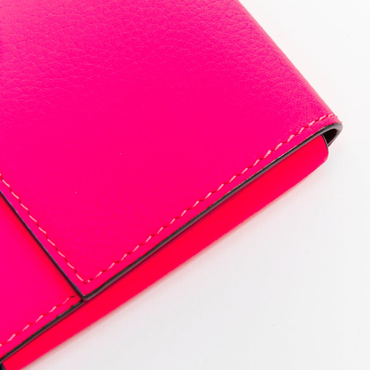 Portafoglio a 4 lembi CELINE in pelle granulata rosa caldo con logo argento in vendita 1