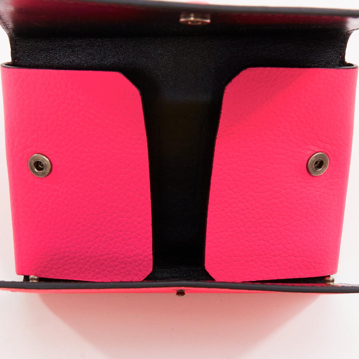 Portafoglio a 4 lembi CELINE in pelle granulata rosa caldo con logo argento in vendita 2