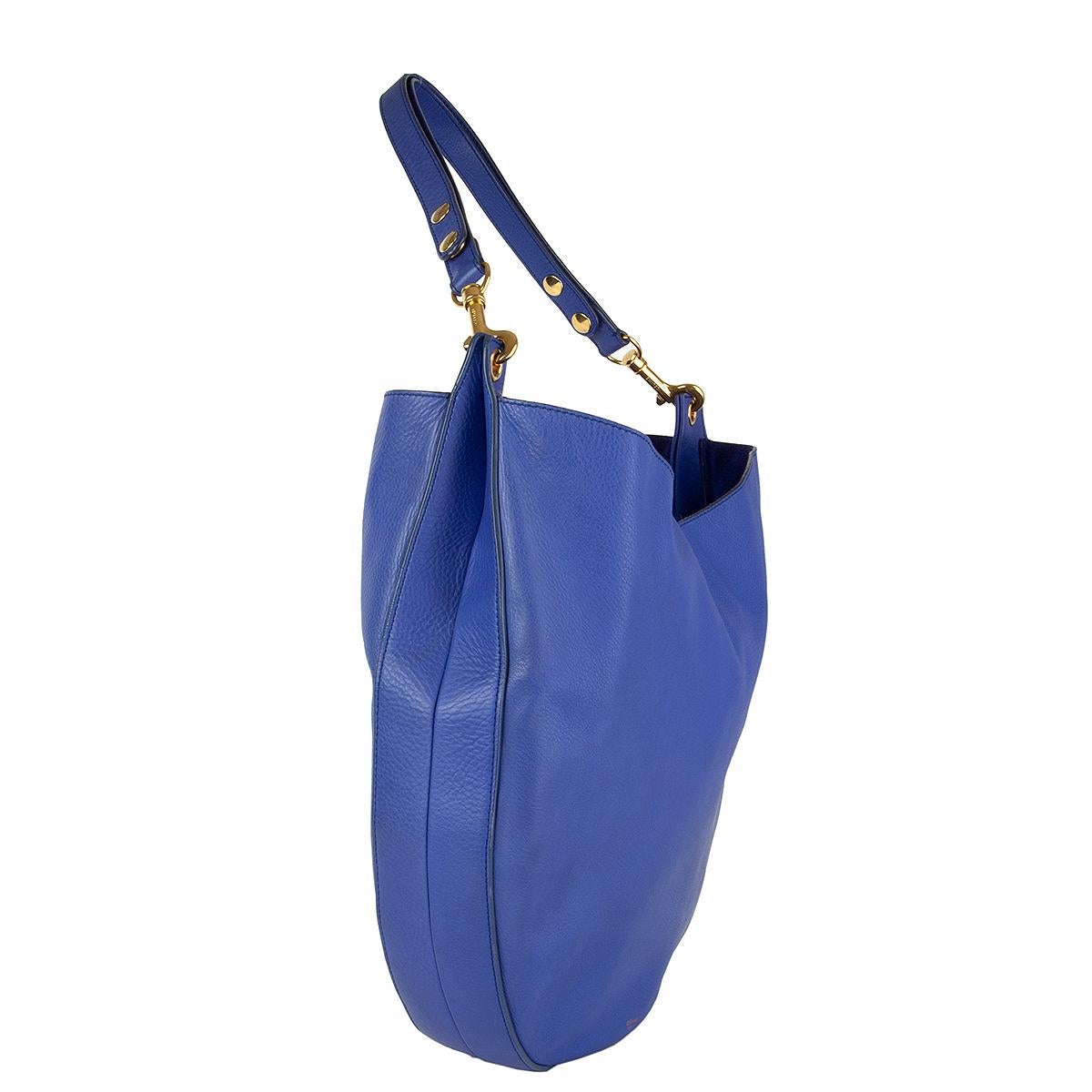 Celine 'Hobo Large' shoulder bag in Indigo (ultraviolet) Supple Calf leather. Adjustable shoulder strap. Closes with two straps that tie. Unlined with a zip pouch on a string. Has been carried and is in excellent condition.

Height 32cm