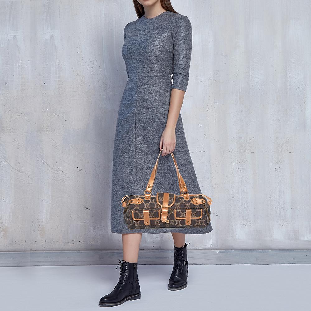 Die nahtlose Konstruktion:: die Verwendung von unverkennbaren Materialien und die Praktikabilität des großartigen Designs machen diese Tasche von Celine zu einem Stück:: das man zu schätzen weiß. Er ist in Macadam beschichtetem Denim und Leder