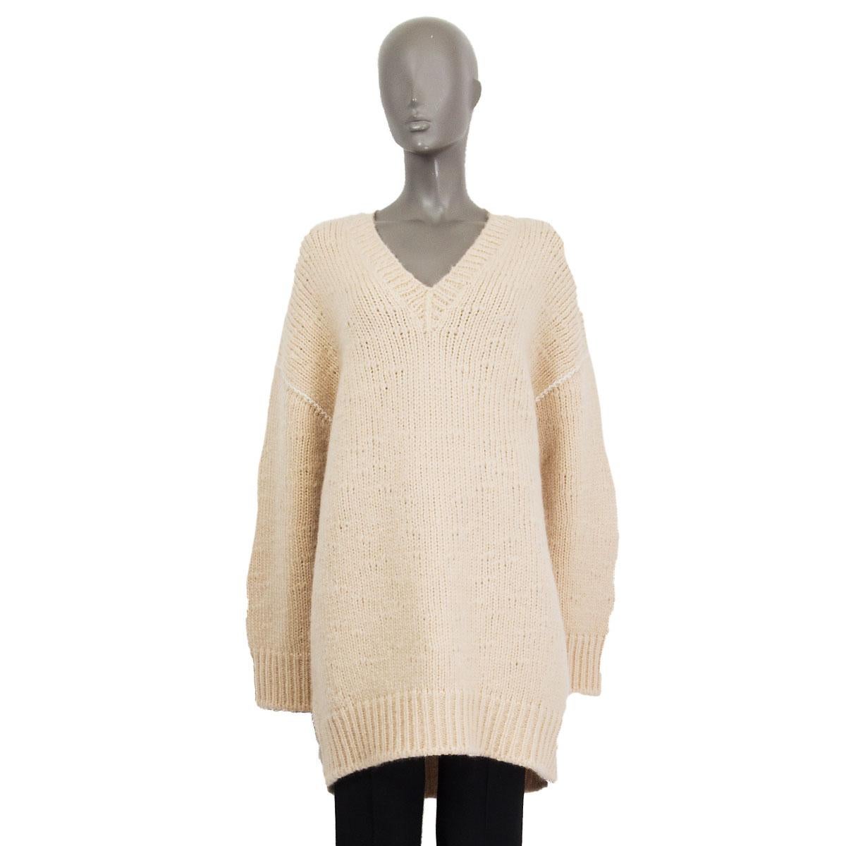 100% authentischer Céline Pullover mit V-Ausschnitt aus cremefarbenem Mohair (52%) und Wolle (48%) in Übergröße. Nahtdetails am Saum aus cremefarbenem Leinen (75%) und Seide (25%). Wurde einmal getragen  und ist in ausgezeichnetem Zustand. 

Tag