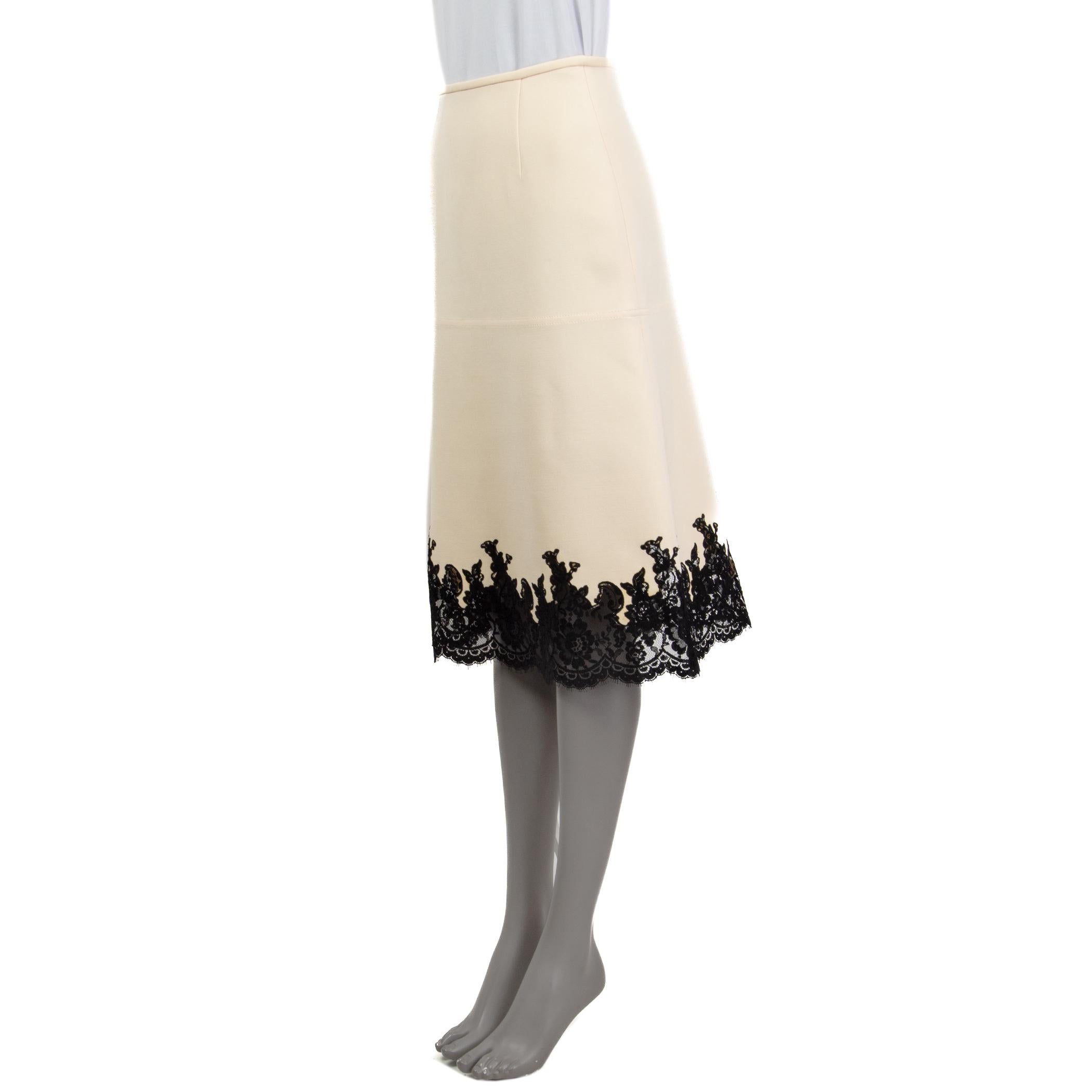 100% authentic Céline a-line knee-length skirt in cream wool and elastane (assumed cause tag is missing). Has a black lace trim. Opens with a concealed zipper and a button at the back. Unlined. Has been worn and is in excellent