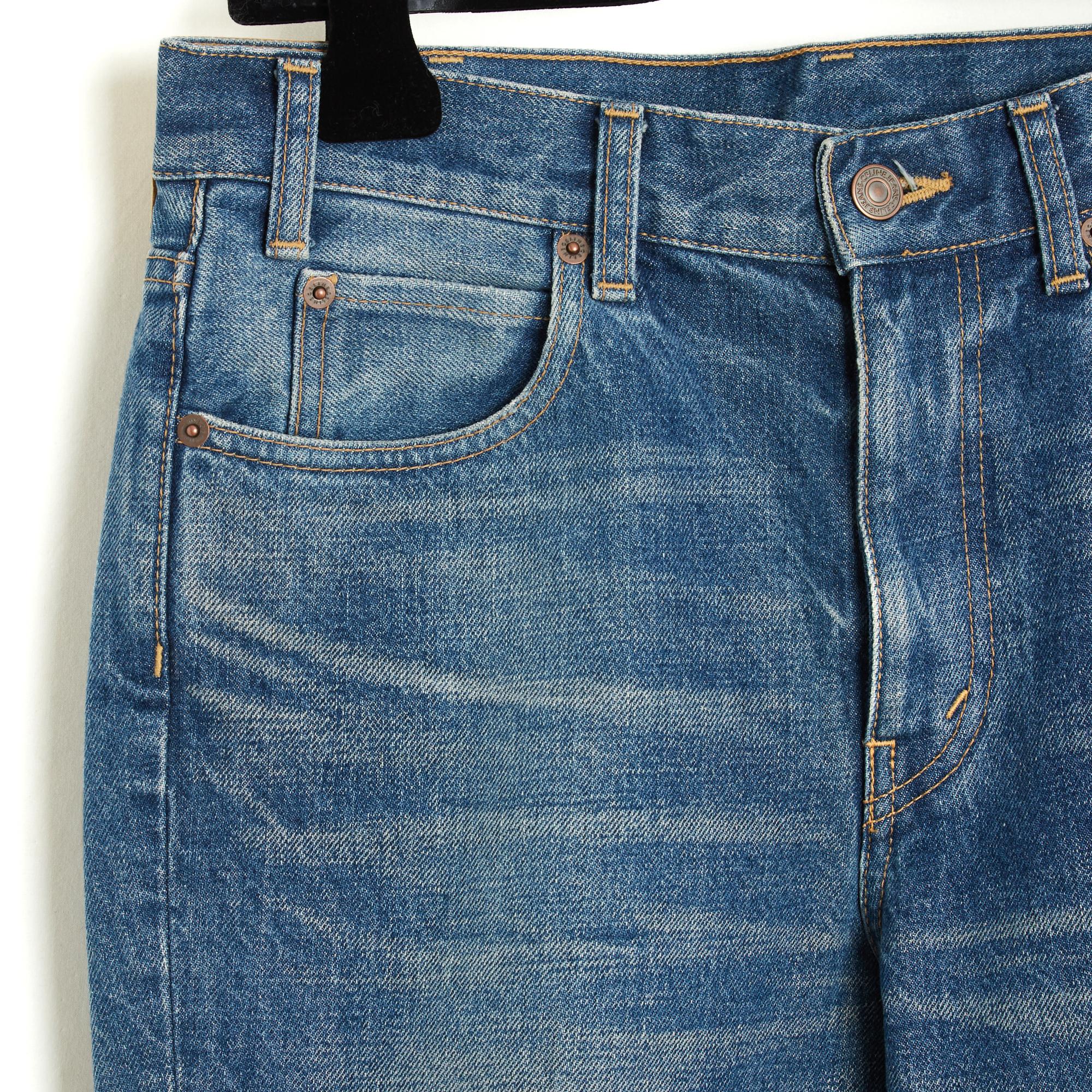 Celine Hose von Hedi Slimane aus Baumwolle im japanischen Stil (ohne Elastan). Größe US29 oder FR40: Taille (mittlerer Schnitt) 41 cm, Innennaht 27 cm, Innennaht 76 cm, Gesamtlänge 103 cm, Beinbreite unten 16,5 cm. Die Jeans wurde noch nie getragen