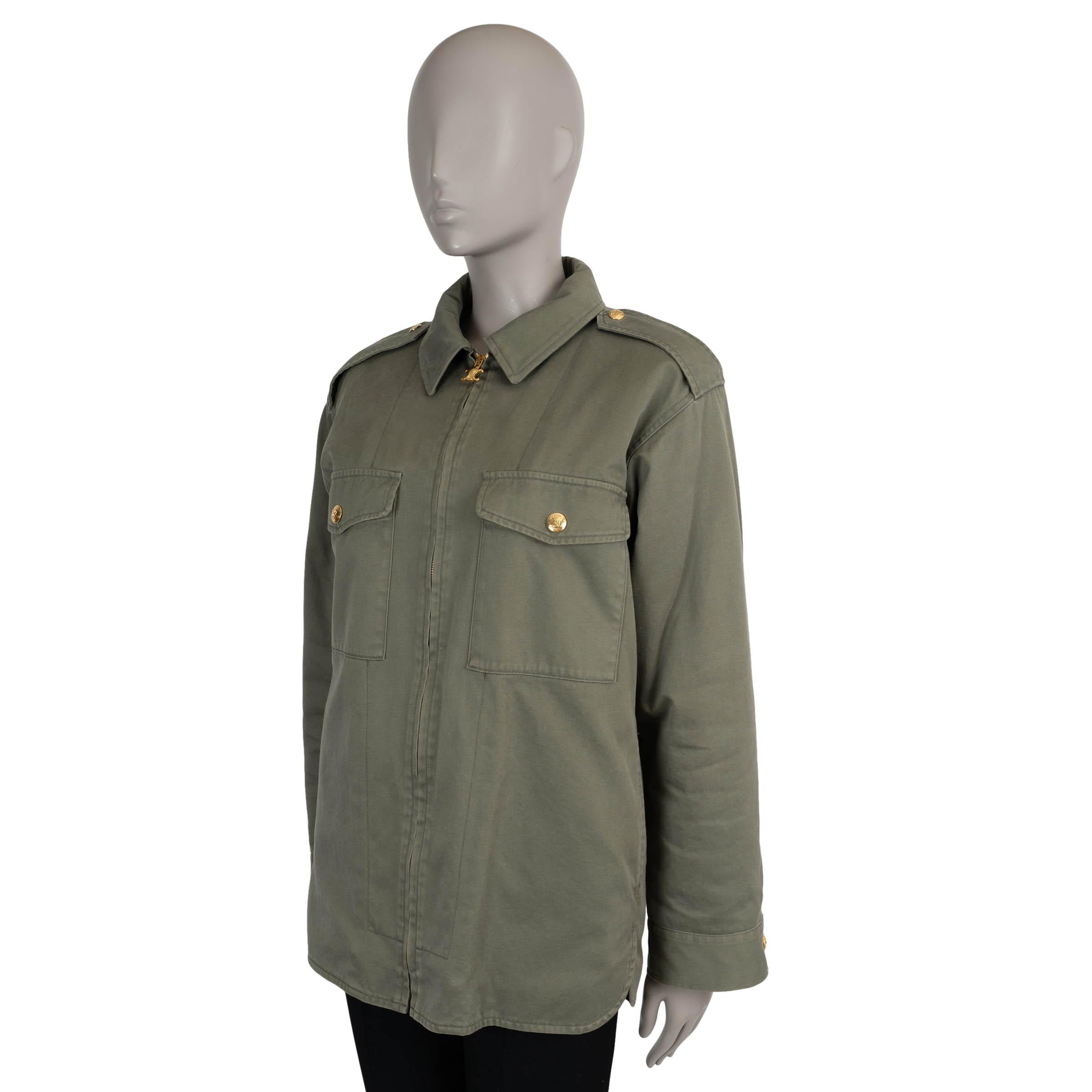Questa giacca overhirt di Celine in cotone tecnico (100%) verde cachi, autentica al 100%, è l'emblema dell'utilità che incontra il lusso. La silhouette rilassata e dal taglio dritto emana un'eleganza senza sforzo, mentre le spalline abbottonate e le
