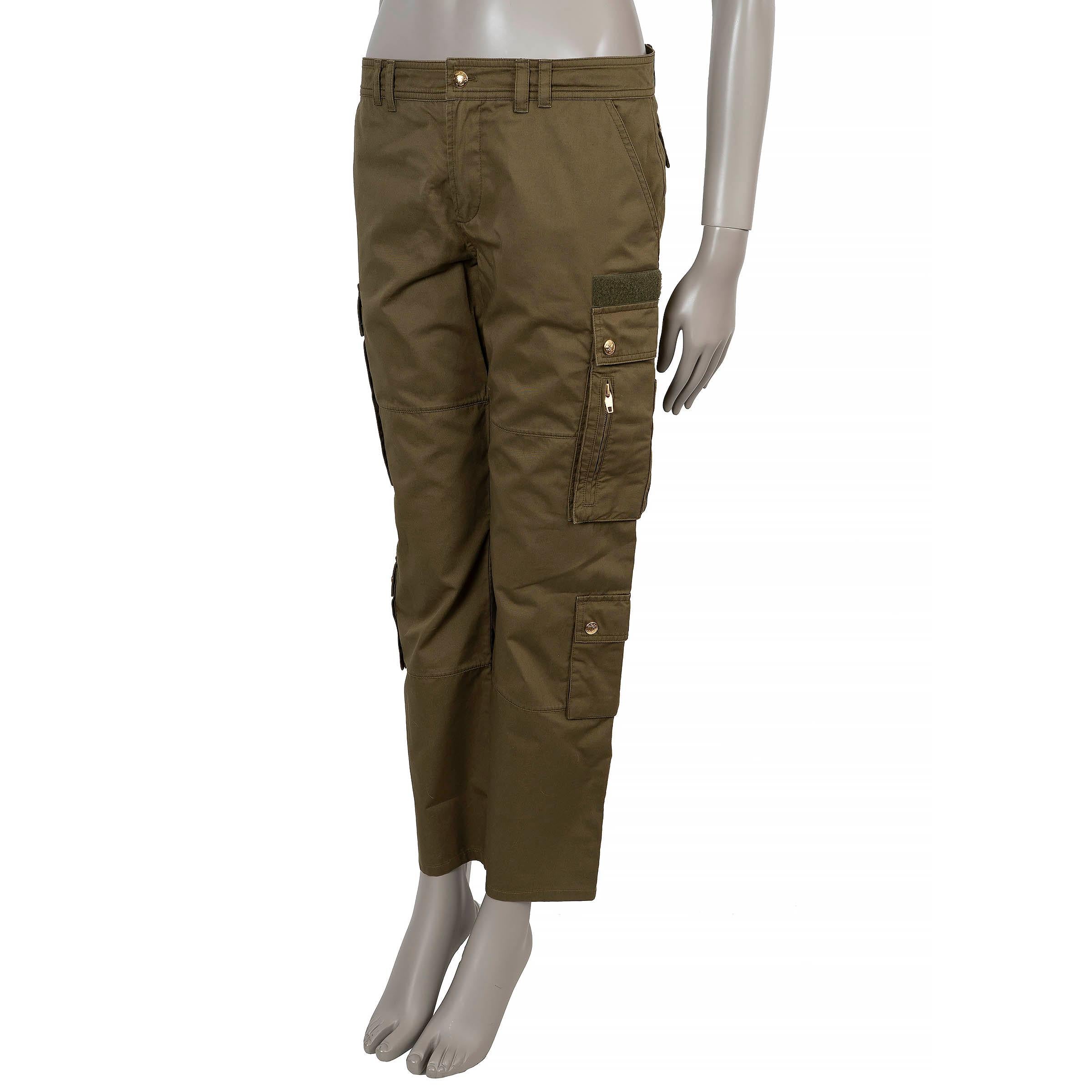 Questo pantalone cargo Celine, autentico al 100%, è realizzato in cotone (86%) e lino (14%) di colore verde kaki e unisce struttura e traspirabilità. Progettato con una vita bassa e una silhouette a gamba dritta, incarna l'estetica disinvolta e