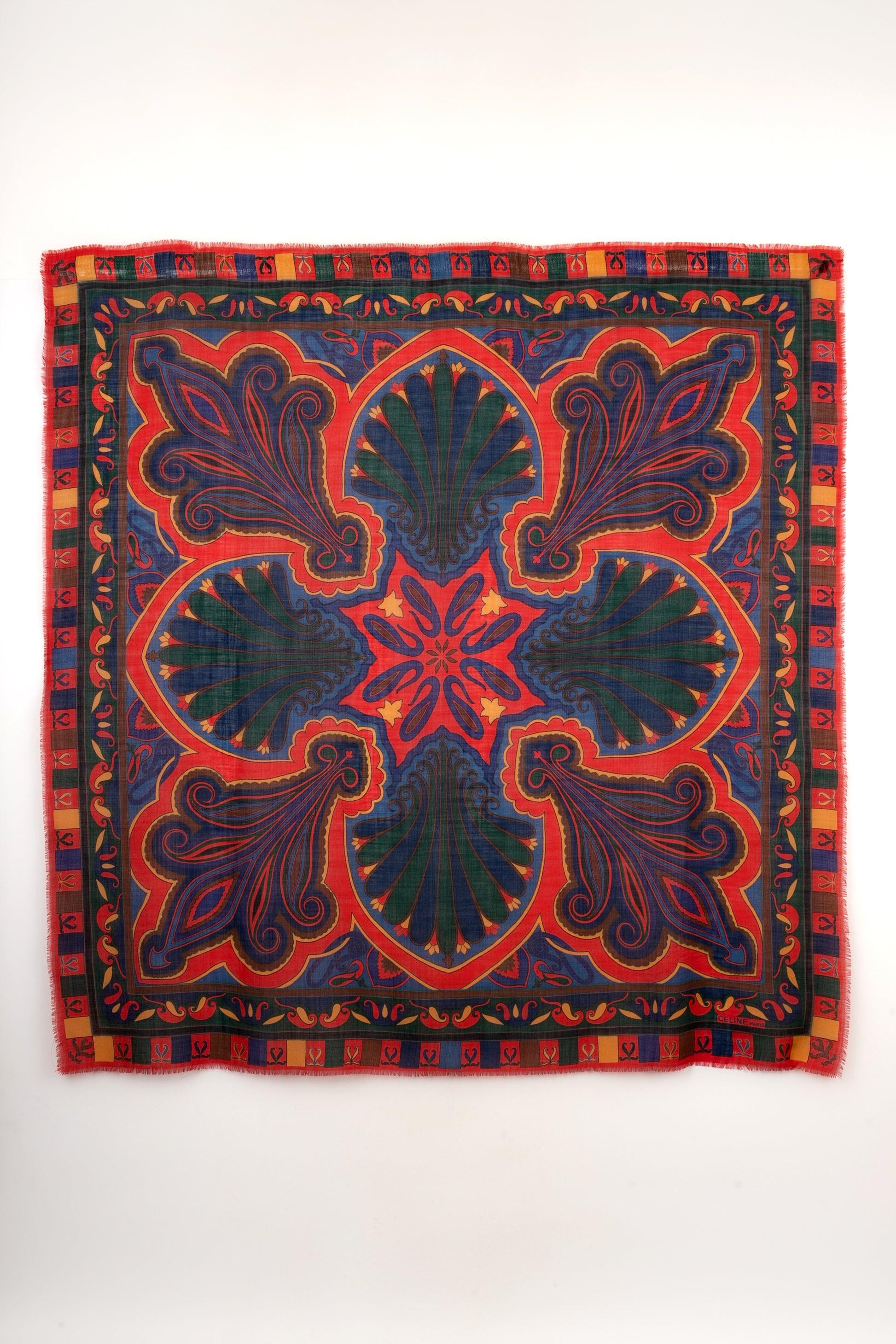 CÉLINE - Large wool cheesecloth stole in blue and red tones.

Additional information:
Condition: Very good condition
Dimensions: 140 cm x 140 cm

Seller Reference: ACC53
