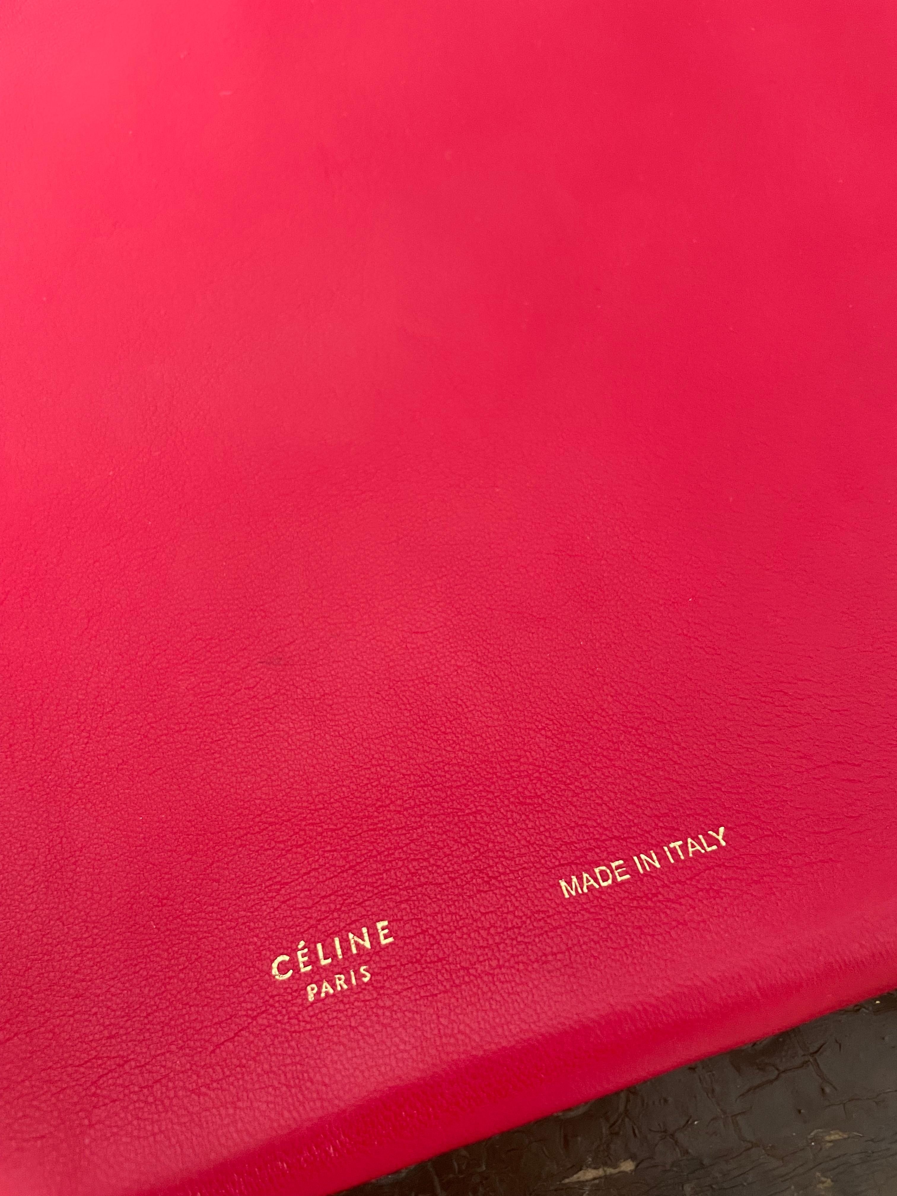 Versetzen Sie sich in eine vergangene Ära der Eleganz und Anmut mit der bezaubernden alten Celine Clutch aus rotem Leder, ein Relikt, das immer noch mit zeitlosem Charme erstrahlt. Diese aus geschmeidigem rotem Leder gefertigte Clutch verkörpert