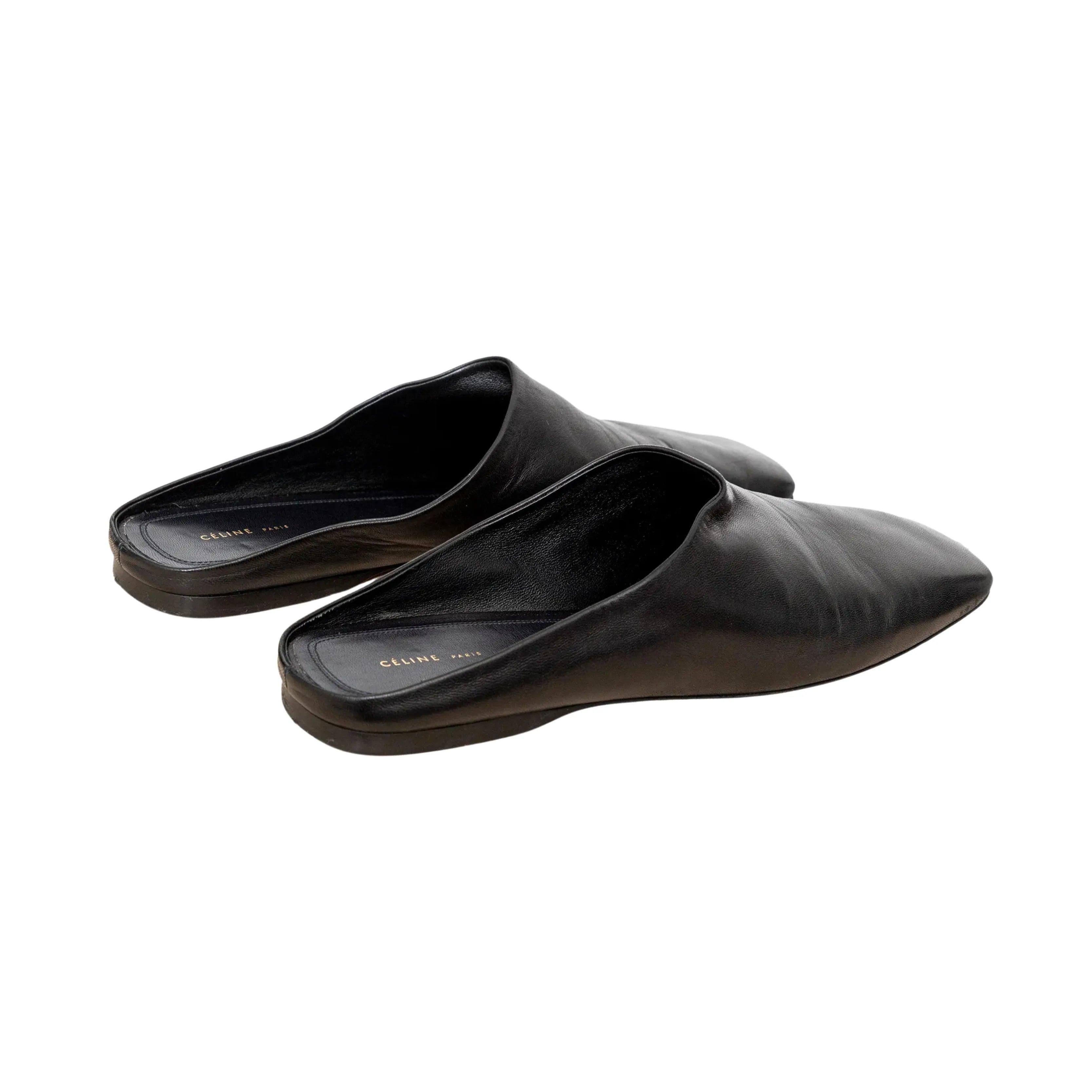 Mules Celine de piel negra con un diseño minimalista sin respaldo, puntera cuadrada y perfil bajo. Fabricada en piel flexible para un refinamiento elegante y moderno. 
 Incluye: bolsa guardapolvo, caja.
 Observaciones: Signos de desgaste en la suela