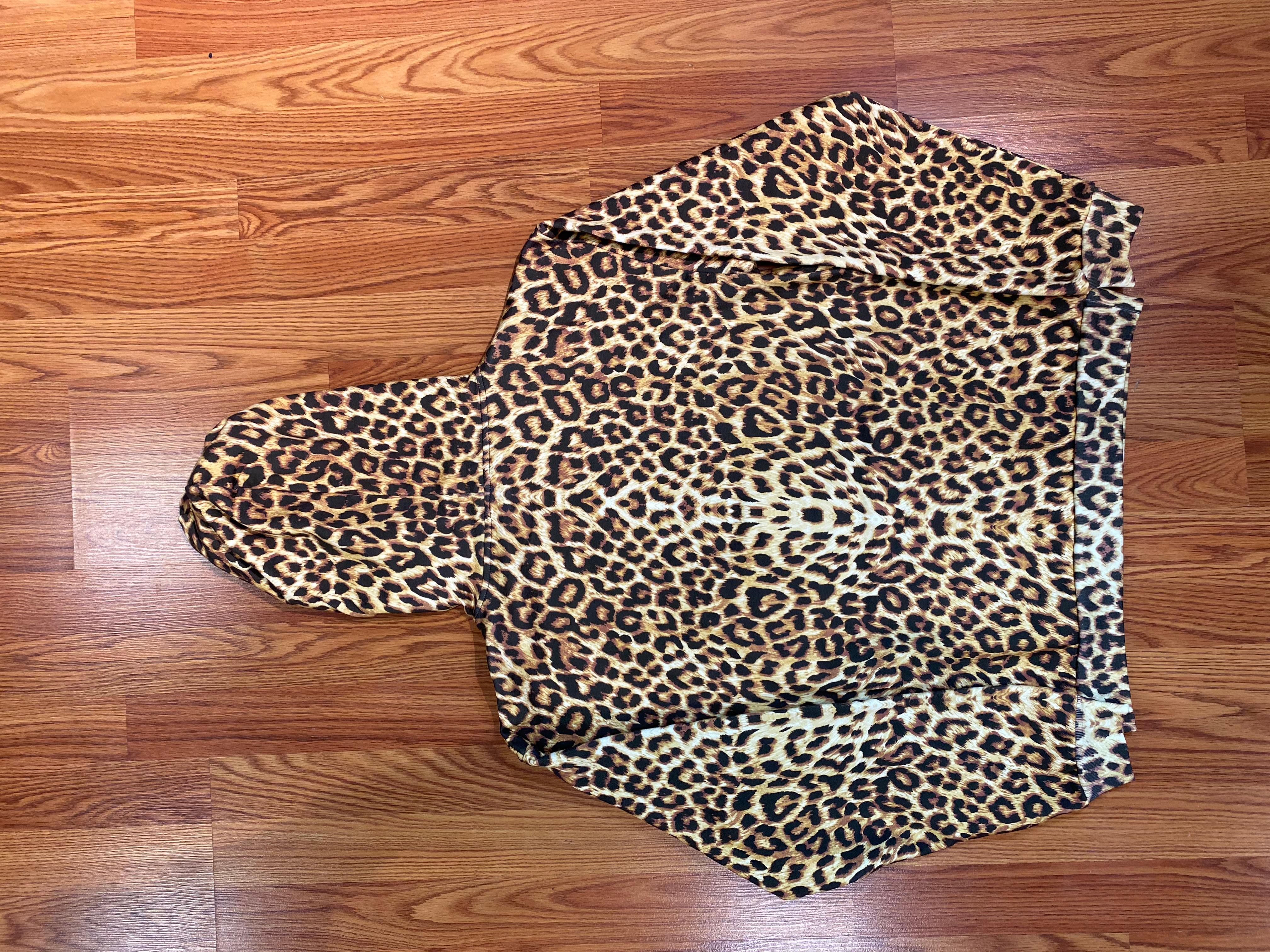 Neuf avec étiquette
Celine - Sweat à capuche à logo imprimé léopard
Taille petite
Couleur rare

Toutes les ventes sont finales