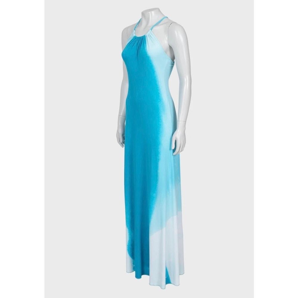 Faites-vous remarquer avec cette élégante robe fourreau bleu clair de Celine ! 

Confectionné dans un doux mélange de rayonne avec une touche d'extensibilité, il offre une coupe confortable et flatteuse. La silhouette décontractée et les bretelles