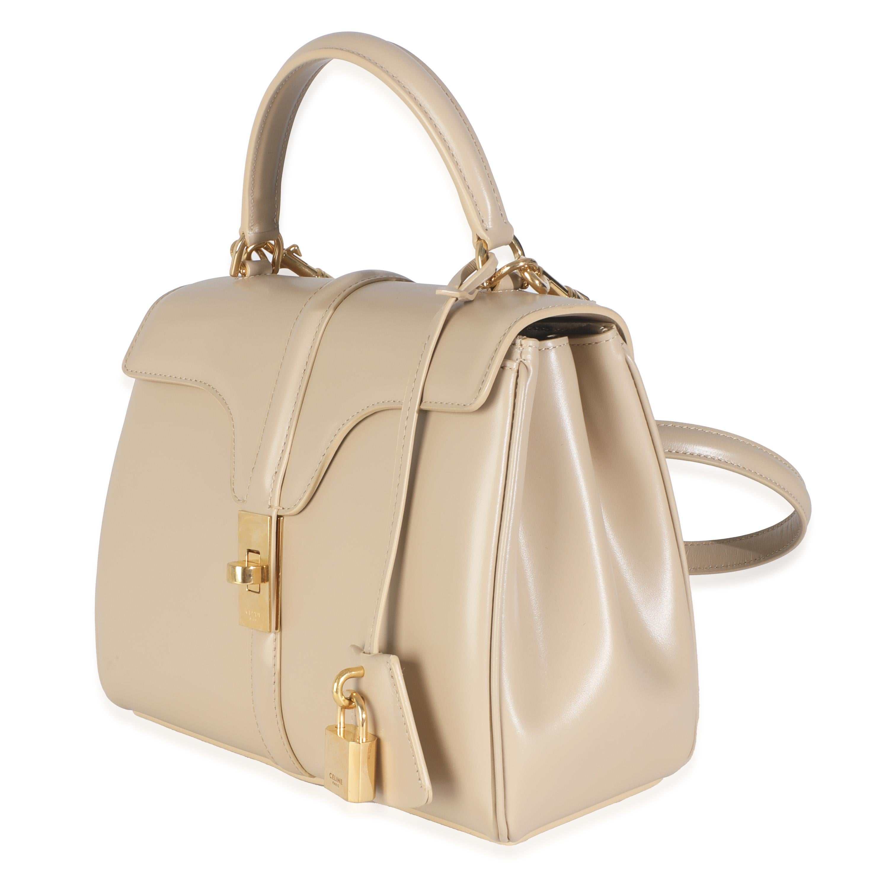 Auflistung Titel: Celine Kalkstein satiniertes Kalbsleder Small 16 Top Handle Bag
SKU: Z145503
Zustand: Gebraucht 
Handtasche Zustand: Ausgezeichnet
Bemerkungen zum Zustand: Der Artikel ist in ausgezeichnetem Zustand und weist leichte