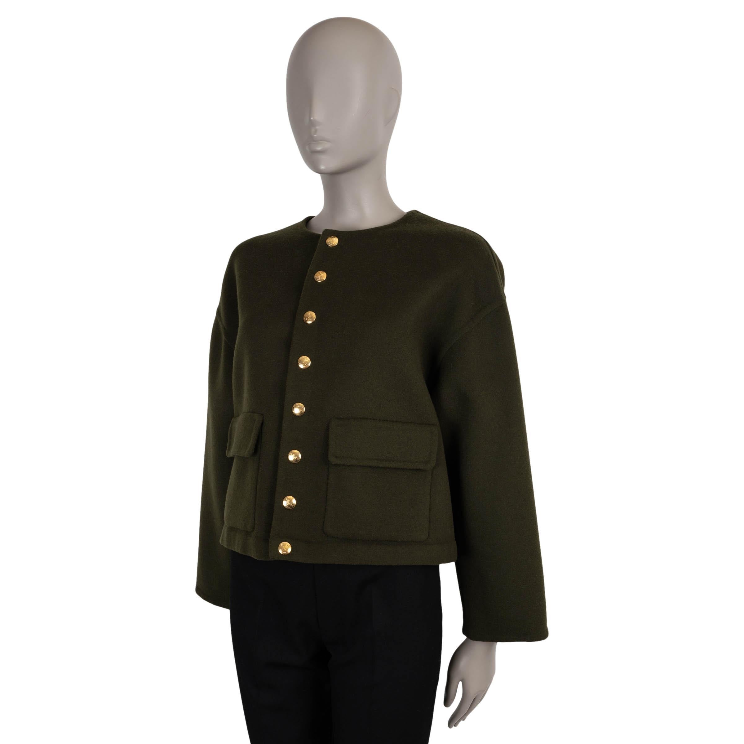 Questa giacca cardigan Celine, autentica al 100%, è realizzata in cashmere double-face verde loden per una sensazione di lussuosa morbidezza e struttura. Realizzato con una silhouette oversize e senza colletto, presenta un girocollo, due tasche