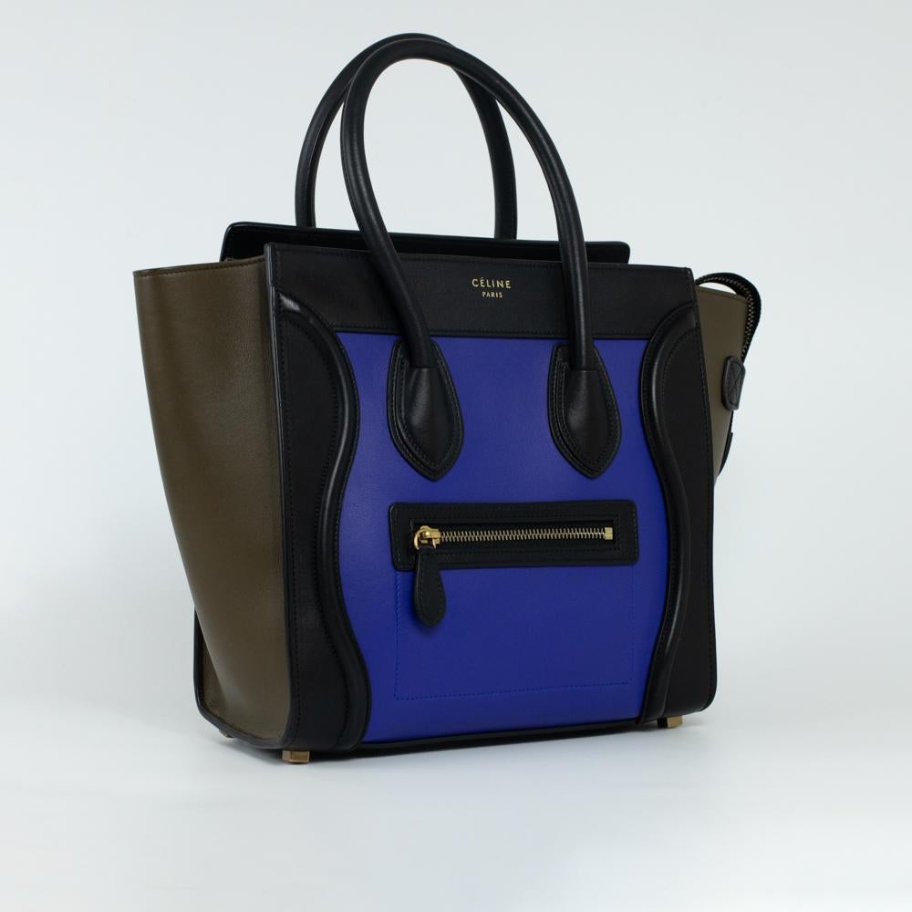 - Designer: CÉLINE
- Model: luggage
- Condition: Very good condition. Sign of wear on Leather
- Accessories: Dustbag
- Measurements: Width: 26cm, Height: 27cm, Depth: 11cm
- Exterior Material: Leather
- Exterior Color: Blue
- Interior Material: