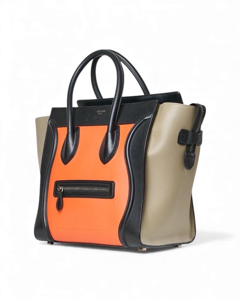 Borsa firmata Celine, modello Luggage nella misura medium, realizzata in pelle tricolore con hardware argento. Dotata di una chiusura superiore a zip, internamente rivestita in pelle liscia nera con comode tasche, la borsa è abbastanza capiente.
