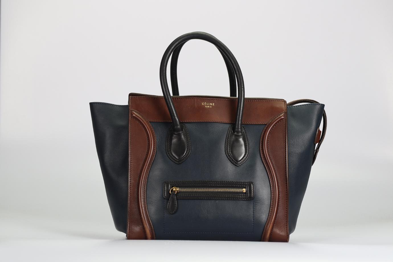 <ul>
<li>Celine Luggage Mini Leather Tote Bag.</li>
<li>Marron et marine.</li>
<li>Fermeture à glissière - Haut.</li>
<li>Il n'est pas accompagné d'un sac à poussière ou d'une boîte.</li>
<li><strong>Hauteur : 11.9