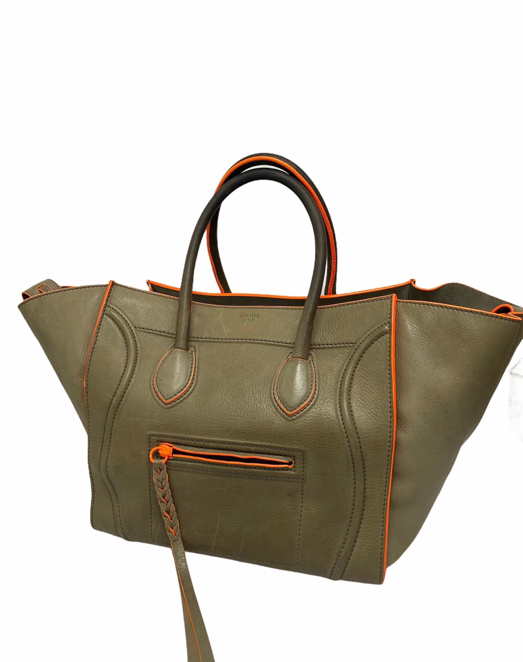 Cèline Luggage Phantom model bag in gray leather with fluorescent orange inserts.
Equipped with double leather handle.
Closure with stringhie, entirely very large.
The product has a speck inside and some signs of wear.

Dimensions: 25 × 29 × 27 cm

