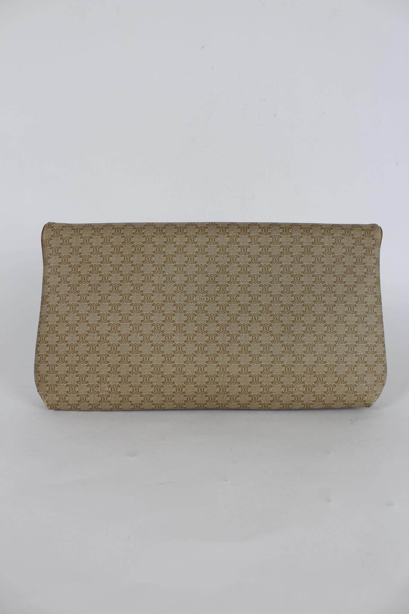 Celine Macadam clutch bag vintage 90's. Bag in canvas and leather profiles, beige and brown monogram color. Foldable top with clip button closure, one internal zip pocket. Made in Italy.

Internal code: M07

Width: 34 cm
Height: 18 cm
Depth: 3 cm
