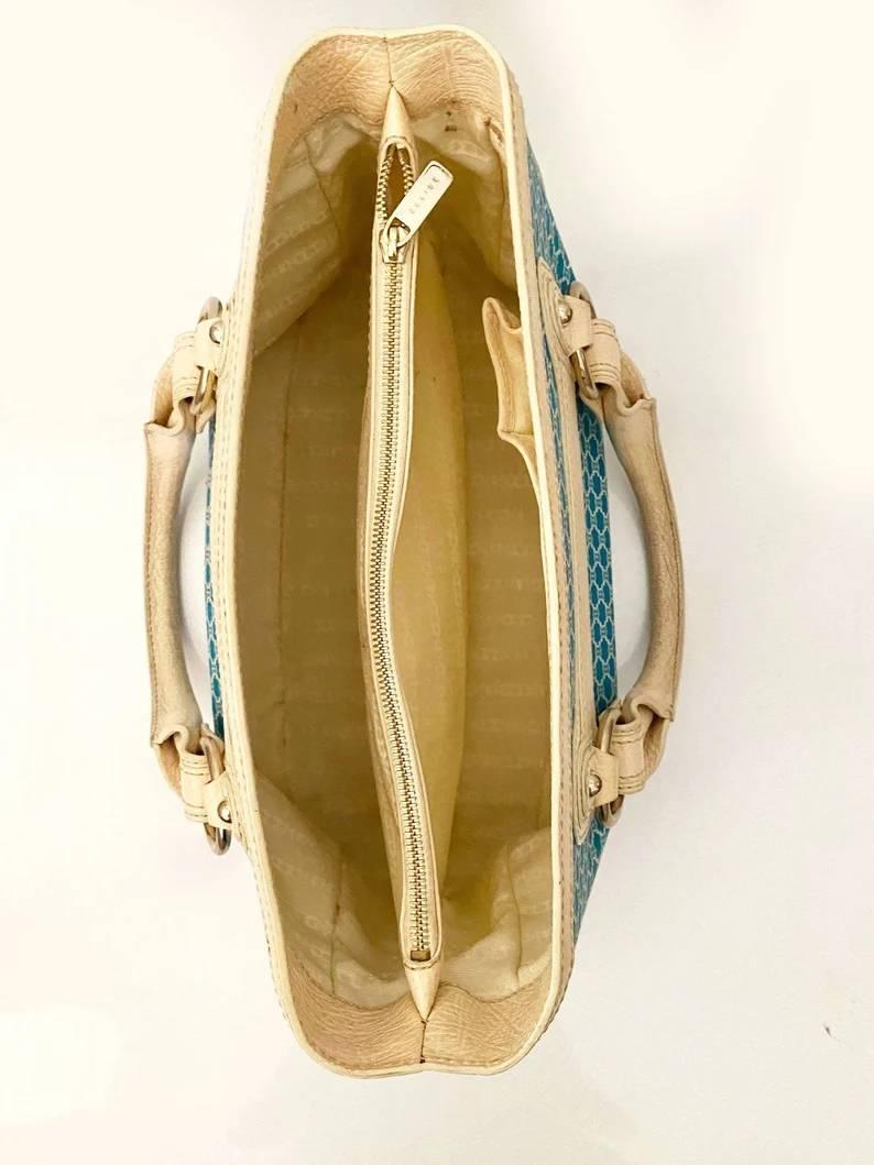 Celine Boogie features a canvas body with leather trim, rolled leather handles, an open top, an interior zip compartment, and a slip pocket.

Condition: vintage, light sign of wear here and there, overall good

Dimensions:
Length 31cm
Width