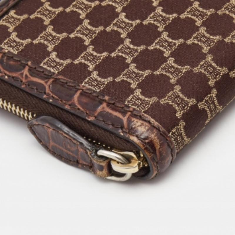Cartera Continental con Cremallera de Lona y Piel de Cocodrilo Celine Macadam Marrón en venta
