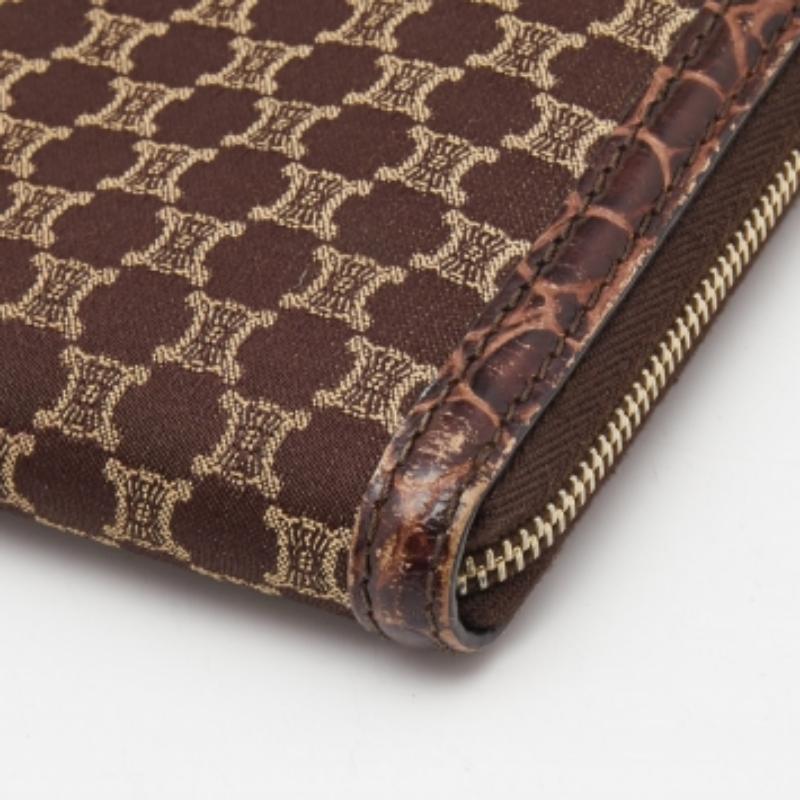 Cartera Continental con Cremallera de Lona y Piel de Cocodrilo Celine Macadam en Bueno estado para la venta en Dubai, Al Qouz 2