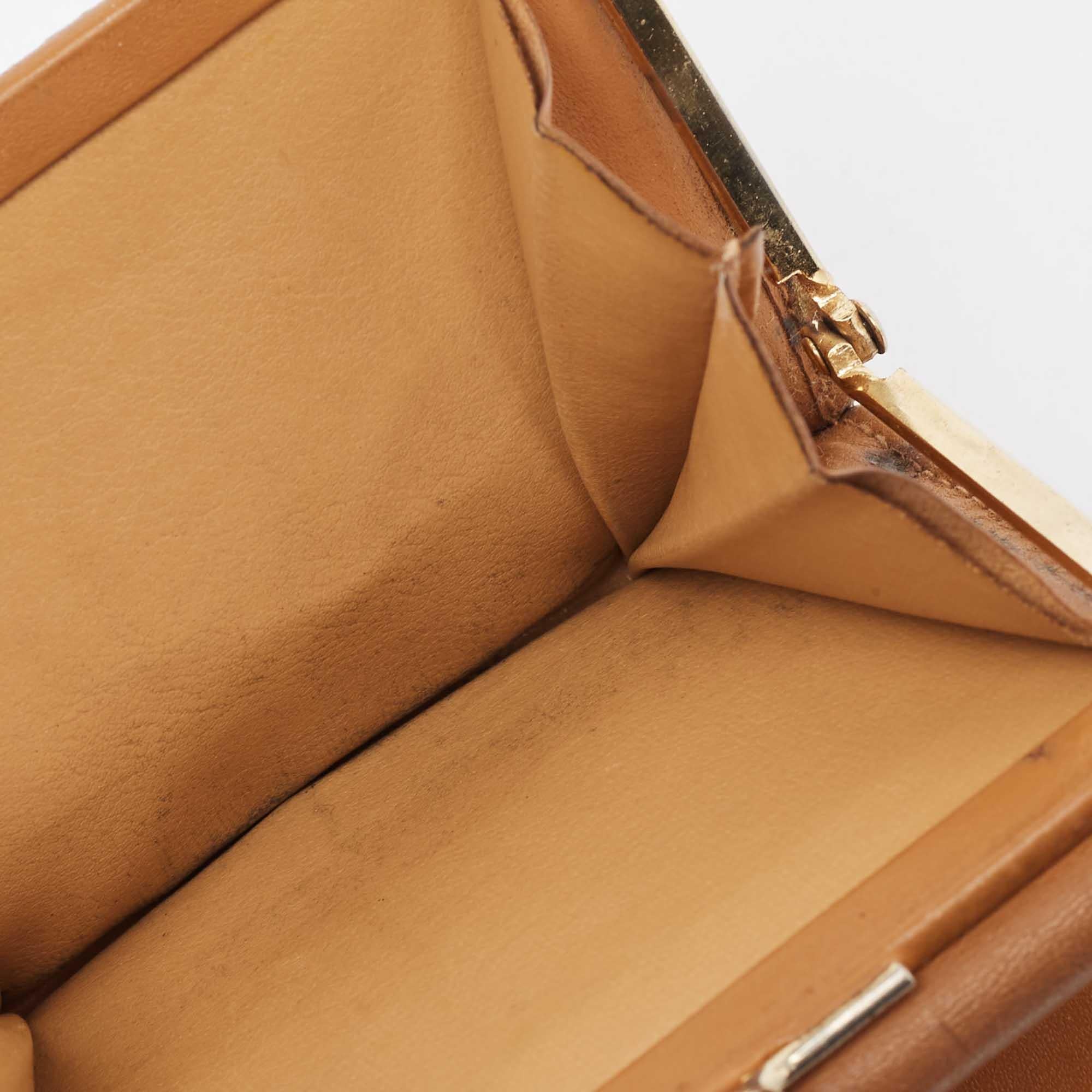 Marrone Portafoglio Celine Macadam in tela coated e pelle Triomphe Kisslock in vendita