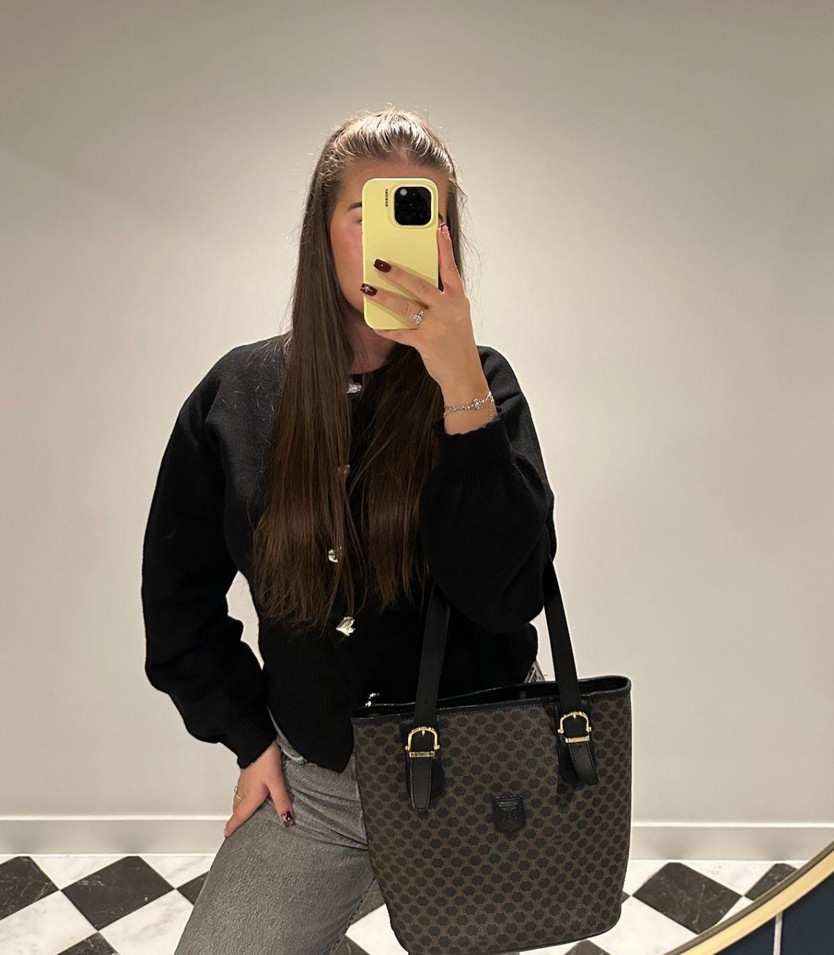 Bolso de mano vintage Celine de lona revestida con monograma Macadam marrón y piel de becerro negra

Detalles del producto
Xupes Ref: HB5960
Marca: Celine
Model No: Bolsa cubo
Tipo: Hombro, Tote
Número de serie: MC98/1
Edad: años 90
Color: Marrón,