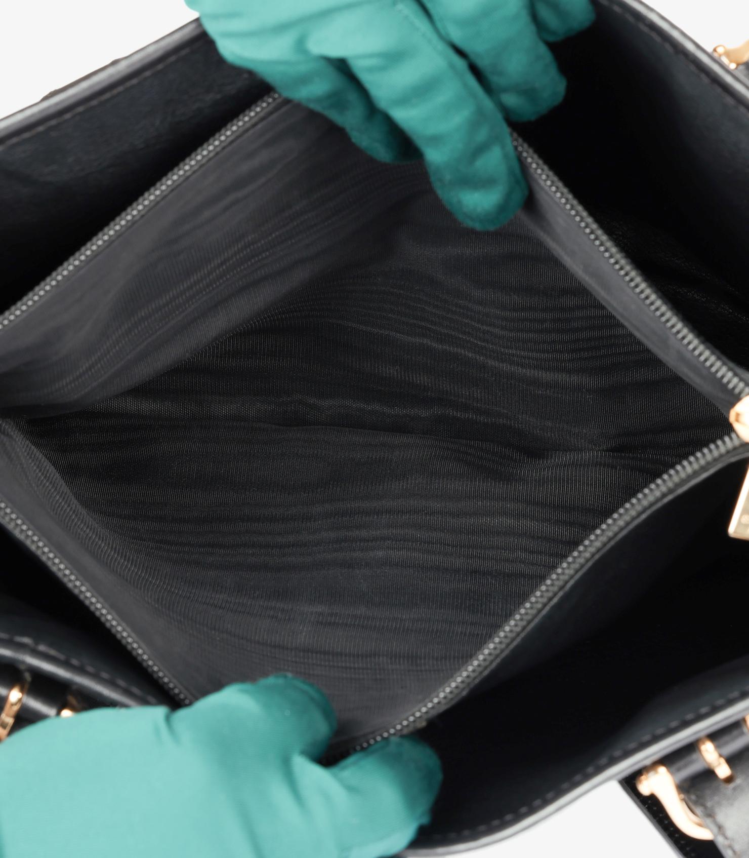 Bolso bandolera vintage Celine Macadam Monograma de lona revestida y piel de becerro en venta 4